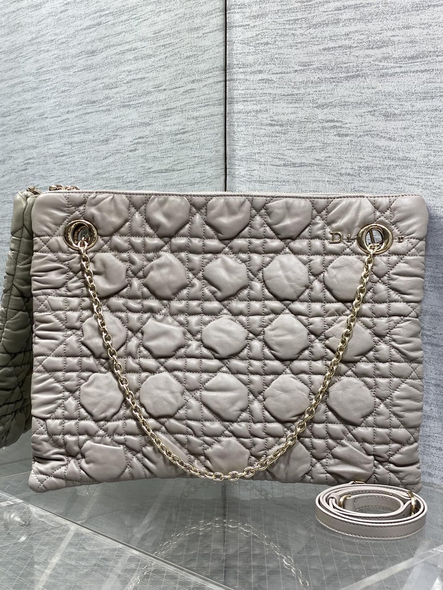 NO:894091,Large size in stock Dior 2026 early autumn series Crunchy handbag, made of soft calfskin, Cannage pattern quilting technology, soft to the touch and three-dimensional. Metal chain shoulder strap + adjustable leather shoulder strap, it is OK to carry it on the hand, on the shoulder, or cross-body!  The burgundy color is elegant and retro, with a moderate size and can be easily used for commuting and leisure. The Cannage pattern is inspired by the classic elements of Dior in 1947. It is highly recognizable as a brand, practical and fashionable. It is a must-have item for fashion lovers!  3125 Size; 38*28.5*5cm, Crunchy bag, dior, cowhide, Hermes,19860909大号现货 Dior 2026早秋系列Crunchy手袋,采用柔软小牛皮,Cannage藤格纹绗缝工艺,触感柔软有立体感.金属链条肩带+可调节皮革肩带,手提、单肩、斜挎都OK！酒红色优雅复古,尺寸适中,通勤休闲都能轻松驾驭.Cannage图案灵感源自1947年Dior经典元素,品牌辨识度超高,实用又时髦,是时尚爱好者必入热门单品！3125 Size；38*28.5*5cm,Crunchy慵懒包,dior,cowhide,Hermes,,Bag