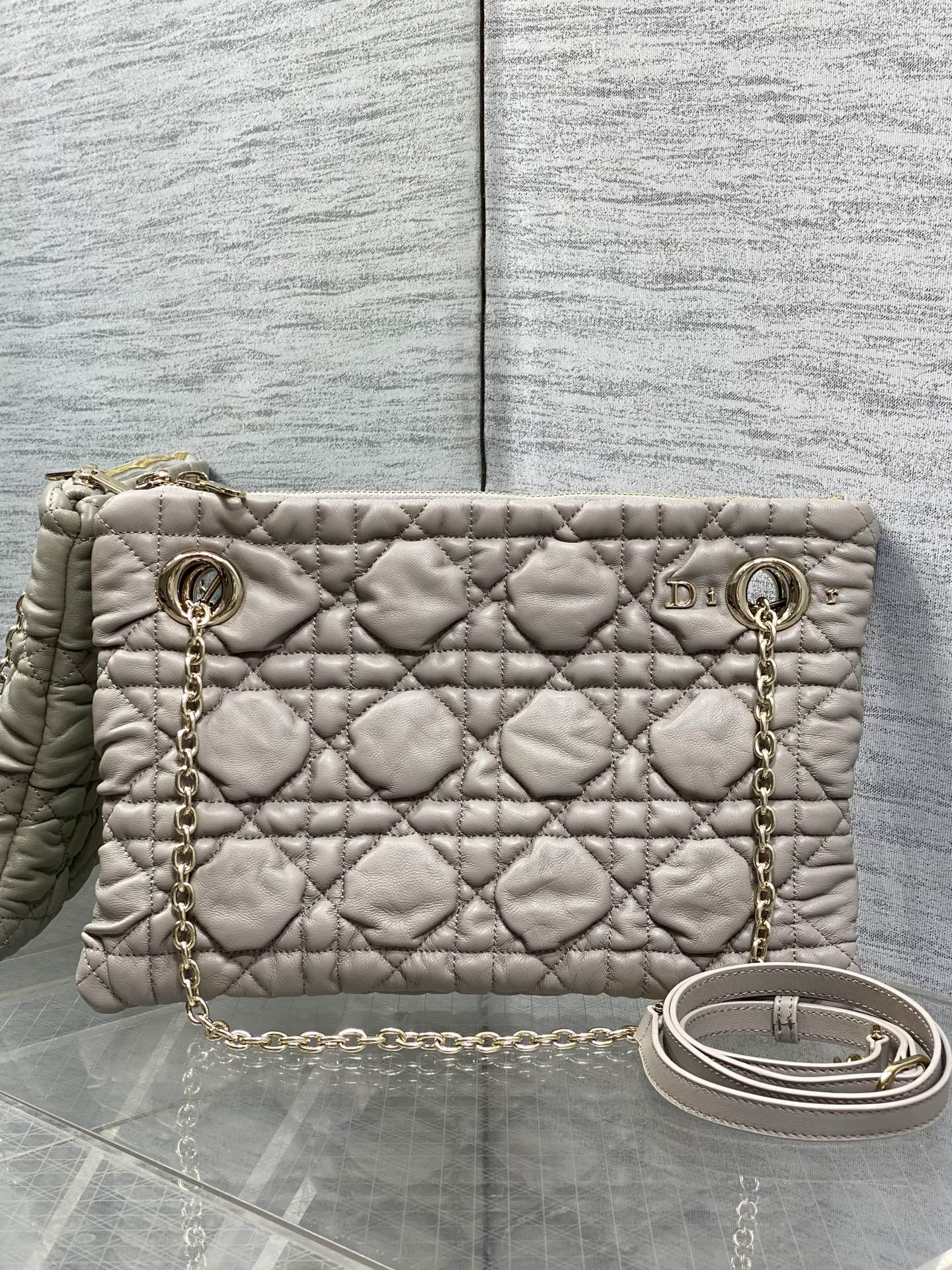 NO:894095,Small size in stock Dior 2026 early autumn series Crunchy handbag, made of soft calfskin, Cannage pattern quilting technology, soft to the touch and three-dimensional. Metal chain shoulder strap + adjustable leather shoulder strap, suitable for hand-held, single-shoulder or cross-body wear!  The burgundy color is elegant and retro, with a moderate size and can be easily used for commuting and leisure. The Cannage pattern is inspired by the classic elements of Dior in 1947. It is highly recognizable as a brand, practical and fashionable. It is a must-have item for fashion lovers!  3127 Size; 33*24*5cm, Crunchy bag, dior, cowhide, Hermes,19860909小号现货 Dior 2026早秋系列Crunchy手袋,采用柔软小牛皮,Cannage藤格纹绗缝工艺,触感柔软有立体感.金属链条肩带+可调节皮革肩带,手提、单肩、斜挎都OK！酒红色优雅复古,尺寸适中,通勤休闲都能轻松驾驭.Cannage图案灵感源自1947年Dior经典元素,品牌辨识度超高,实用又时髦,是时尚爱好者必入热门单品！3127 Size；33*24*5cm,Crunchy慵懒包,dior,cowhide,Hermes,,Bag