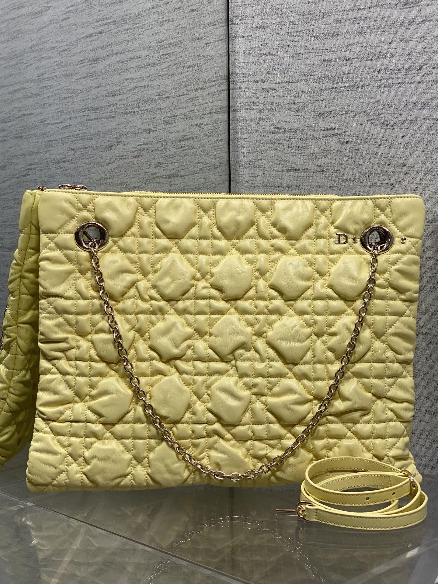 NO:894099,Large size in stock Dior 2026 early autumn series Crunchy handbag, made of soft calfskin, Cannage pattern quilting technology, soft to the touch and three-dimensional. Metal chain shoulder strap + adjustable leather shoulder strap, it is OK to carry it on the hand, on the shoulder, or cross-body!  The burgundy color is elegant and retro, with a moderate size and can be easily used for commuting and leisure. The Cannage pattern is inspired by the classic elements of Dior in 1947. It is highly recognizable as a brand, practical and fashionable. It is a must-have item for fashion lovers!  3125 Size; 38*28.5*5cm, Crunchy bag, dior, cowhide, Hermes,19860909大号现货 Dior 2026早秋系列Crunchy手袋,采用柔软小牛皮,Cannage藤格纹绗缝工艺,触感柔软有立体感.金属链条肩带+可调节皮革肩带,手提、单肩、斜挎都OK！酒红色优雅复古,尺寸适中,通勤休闲都能轻松驾驭.Cannage图案灵感源自1947年Dior经典元素,品牌辨识度超高,实用又时髦,是时尚爱好者必入热门单品！3125 Size；38*28.5*5cm,Crunchy慵懒包,dior,cowhide,Hermes,,Bag