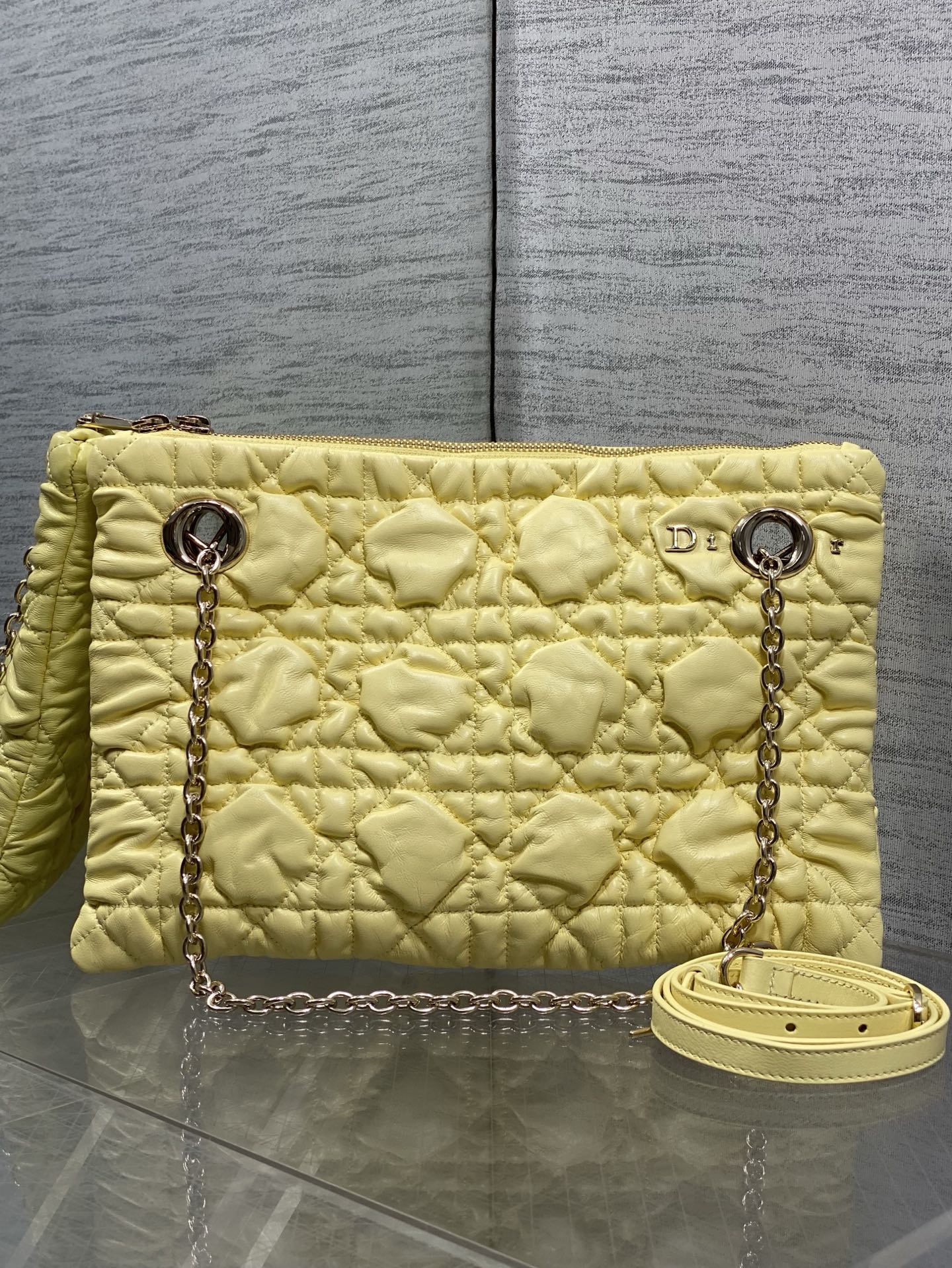 NO:894103,Small size in stock Dior 2026 early autumn series Crunchy handbag, made of soft calfskin, Cannage pattern quilting technology, soft to the touch and three-dimensional. Metal chain shoulder strap + adjustable leather shoulder strap, suitable for hand-held, single-shoulder or cross-body wear!  The burgundy color is elegant and retro, with a moderate size and can be easily used for commuting and leisure. The Cannage pattern is inspired by the classic elements of Dior in 1947. It is highly recognizable as a brand, practical and fashionable. It is a must-have item for fashion lovers!  3127 Size; 33*24*5cm, Crunchy bag, dior, cowhide, Hermes,19860909小号现货 Dior 2026早秋系列Crunchy手袋,采用柔软小牛皮,Cannage藤格纹绗缝工艺,触感柔软有立体感.金属链条肩带+可调节皮革肩带,手提、单肩、斜挎都OK！酒红色优雅复古,尺寸适中,通勤休闲都能轻松驾驭.Cannage图案灵感源自1947年Dior经典元素,品牌辨识度超高,实用又时髦,是时尚爱好者必入热门单品！3127 Size；33*24*5cm,Crunchy慵懒包,dior,cowhide,Hermes,,Bag