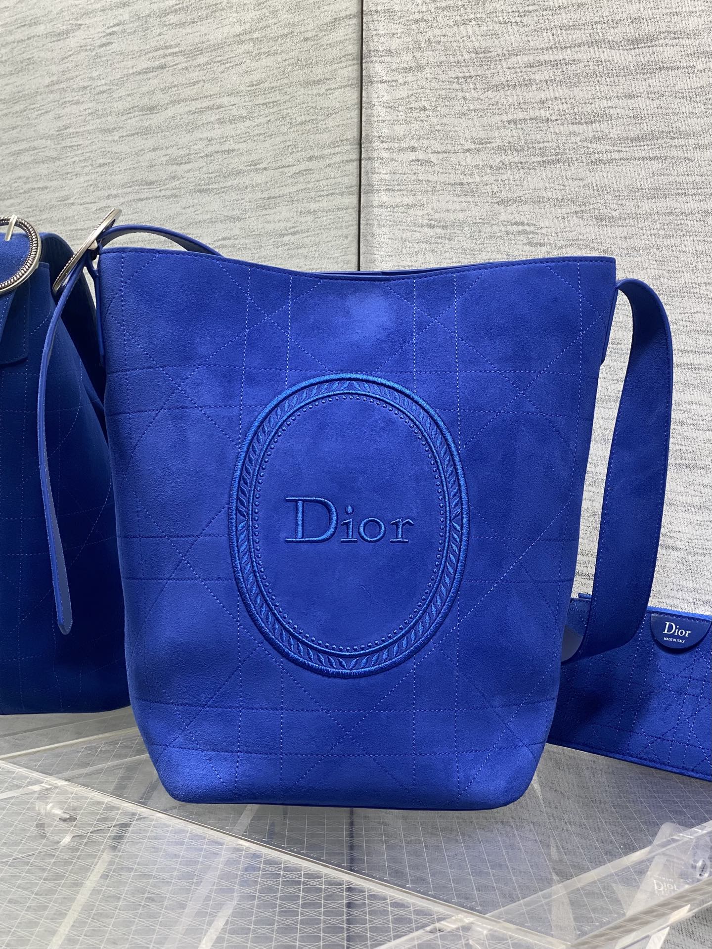 NO:894107,Medium size in stock. This Dior Medaillon bucket bag presents a soft and fashionable silhouette. The medium size style is decorated with a detachable zipper pouch and is matched with an adjustable leather shoulder strap with Dior Medaillon logo details. It is unique and can be carried on the shoulder. 1338 Size; 34×20.5×18cm, Crunchy lazy bag, dior, Hermes,19860909中号现货 这款Dior Medaillon水桶包呈现柔软时髦的廓形.中号款式,饰以可拆卸的拉链小袋,搭配通过Dior Medaillon 标志细节可调节的皮革肩带,别具一格,可肩背.1338 Size；34×20.5×18cm,Crunchy慵懒包,dior,Hermes,,Bag