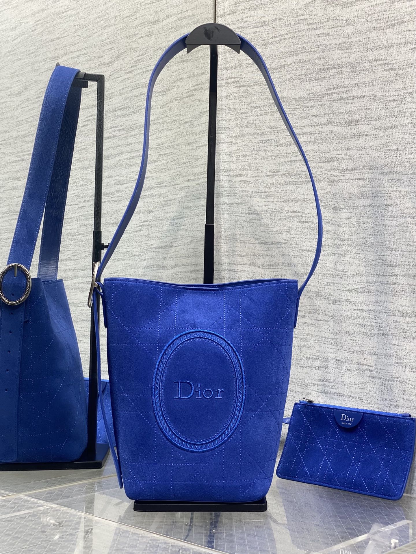 NO:894114,Small size in stock. This Dior Medaillon bucket bag presents a soft and fashionable silhouette. Medium style, decorated with a detachable zipper pouch, with an adjustable leather shoulder strap with Dior Medaillon logo details, unique and can be carried on the shoulder. 1338 Size; 25×15×14cm, Crunchy lazy bag, dior, Hermes,19860909小号现货 这款Dior Medaillon水桶包呈现柔软时髦的廓形.中号款式,饰以可拆卸的拉链小袋,搭配通过Dior Medaillon 标志细节可调节的皮革肩带,别具一格,可肩背.1338 Size；25×15×14cm,Crunchy慵懒包,dior,Hermes,,Bag