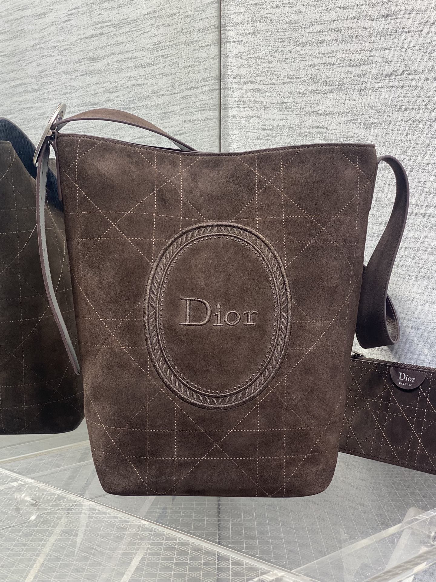 NO:894124,Medium size in stock. This Dior Medaillon bucket bag presents a soft and fashionable silhouette. The medium size style is decorated with a detachable zipper pouch and is matched with an adjustable leather shoulder strap with Dior Medaillon logo details. It is unique and can be carried on the shoulder. 1338 Size; 34×20.5×18cm, Crunchy lazy bag, dior, Hermes,19860909中号现货 这款Dior Medaillon水桶包呈现柔软时髦的廓形.中号款式,饰以可拆卸的拉链小袋,搭配通过Dior Medaillon 标志细节可调节的皮革肩带,别具一格,可肩背.1338 Size；34×20.5×18cm,Crunchy慵懒包,dior,Hermes,,Bag