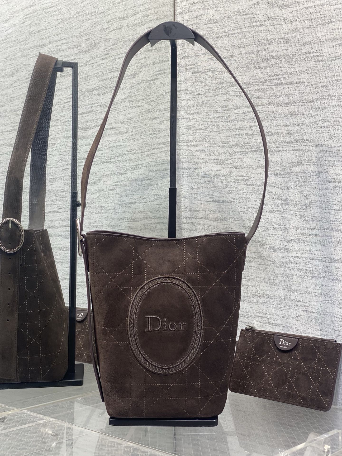 NO:894132,Small size in stock. This Dior Medaillon bucket bag presents a soft and fashionable silhouette. Medium style, decorated with a detachable zipper pouch, with an adjustable leather shoulder strap with Dior Medaillon logo details, unique and can be carried on the shoulder. 1338 Size; 25×15×14cm, Crunchy lazy bag, dior, Hermes,19860909小号现货 这款Dior Medaillon水桶包呈现柔软时髦的廓形.中号款式,饰以可拆卸的拉链小袋,搭配通过Dior Medaillon 标志细节可调节的皮革肩带,别具一格,可肩背.1338 Size；25×15×14cm,Crunchy慵懒包,dior,Hermes,,Bag