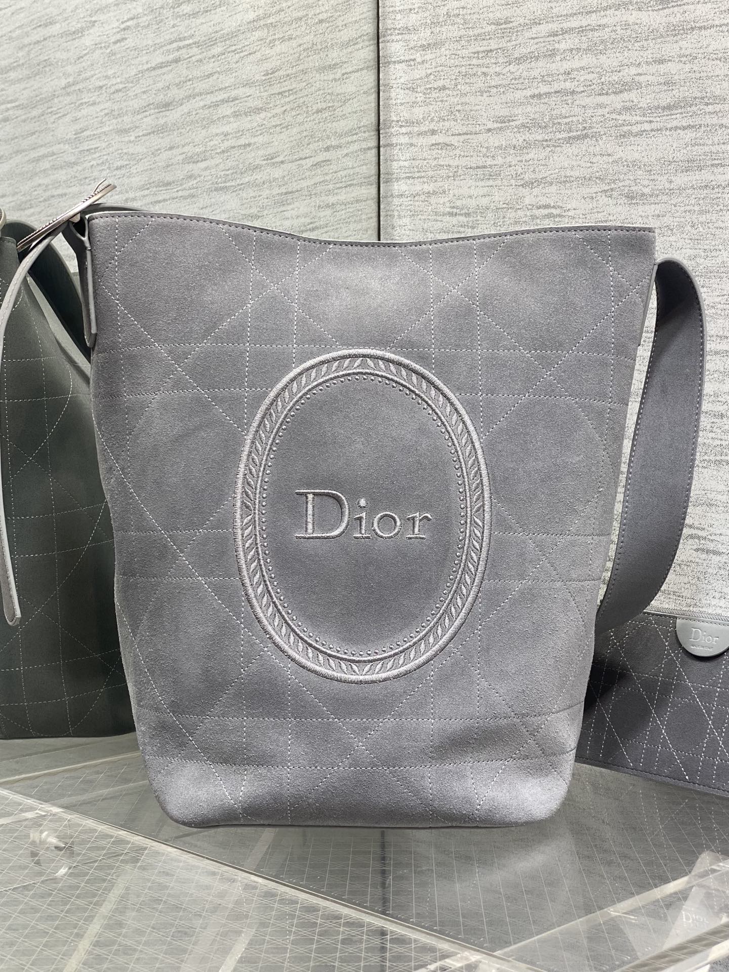 NO:894140,Medium size in stock. This Dior Medaillon bucket bag presents a soft and fashionable silhouette. The medium size style is decorated with a detachable zipper pouch and is matched with an adjustable leather shoulder strap with Dior Medaillon logo details. It is unique and can be carried on the shoulder. 1338 Size; 34×20.5×18cm, Crunchy lazy bag, dior, Hermes,19860909中号现货 这款Dior Medaillon水桶包呈现柔软时髦的廓形.中号款式,饰以可拆卸的拉链小袋,搭配通过Dior Medaillon 标志细节可调节的皮革肩带,别具一格,可肩背.1338 Size；34×20.5×18cm,Crunchy慵懒包,dior,Hermes,,Bag