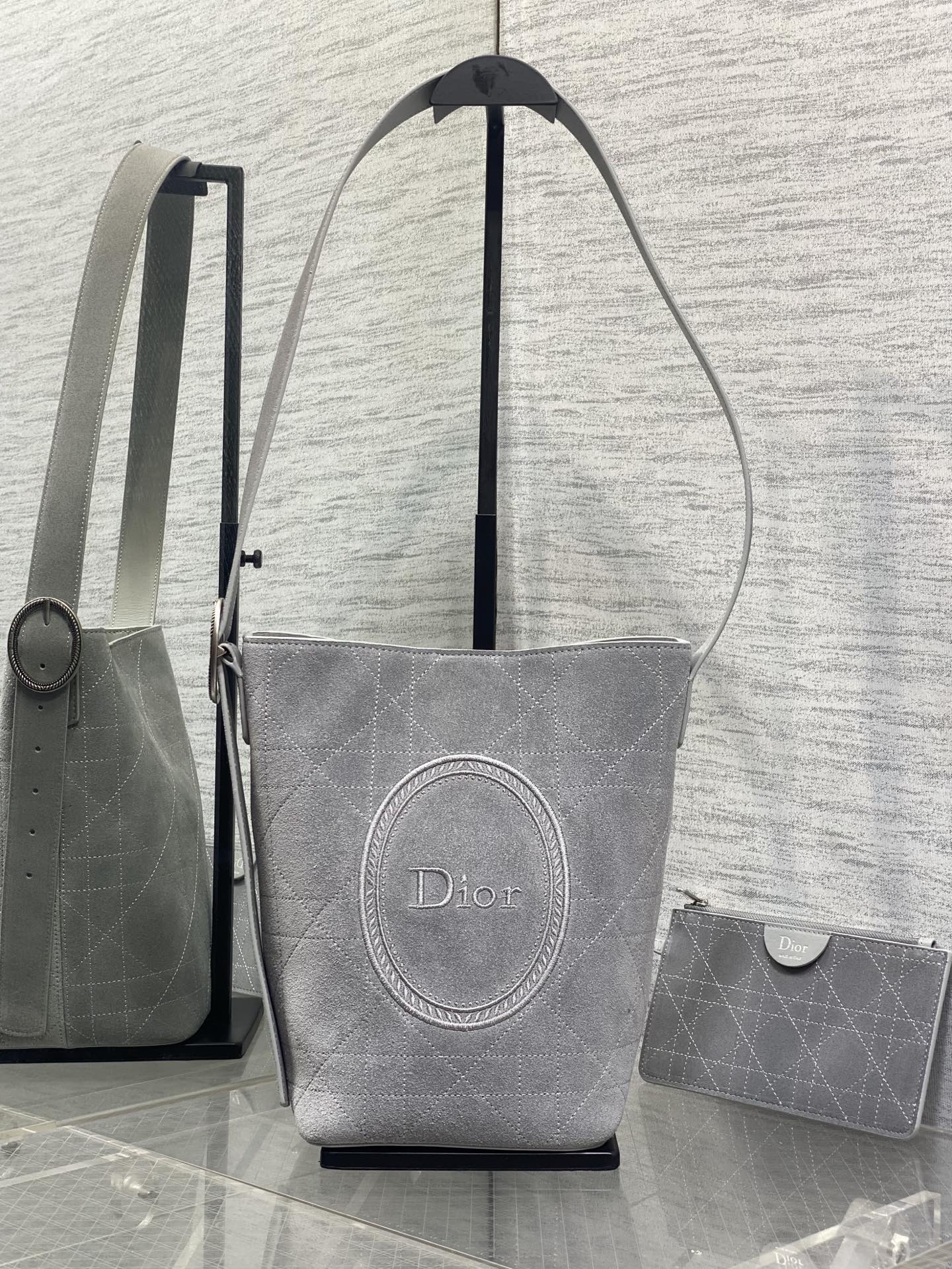 NO:894149,Small size in stock. This Dior Medaillon bucket bag presents a soft and fashionable silhouette. Medium style, decorated with a detachable zipper pouch, with an adjustable leather shoulder strap with Dior Medaillon logo details, unique and can be carried on the shoulder. 1338 Size; 25×15×14cm, Crunchy lazy bag, dior, Hermes,19860909小号现货 这款Dior Medaillon水桶包呈现柔软时髦的廓形.中号款式,饰以可拆卸的拉链小袋,搭配通过Dior Medaillon 标志细节可调节的皮革肩带,别具一格,可肩背.1338 Size；25×15×14cm,Crunchy慵懒包,dior,Hermes,,Bag