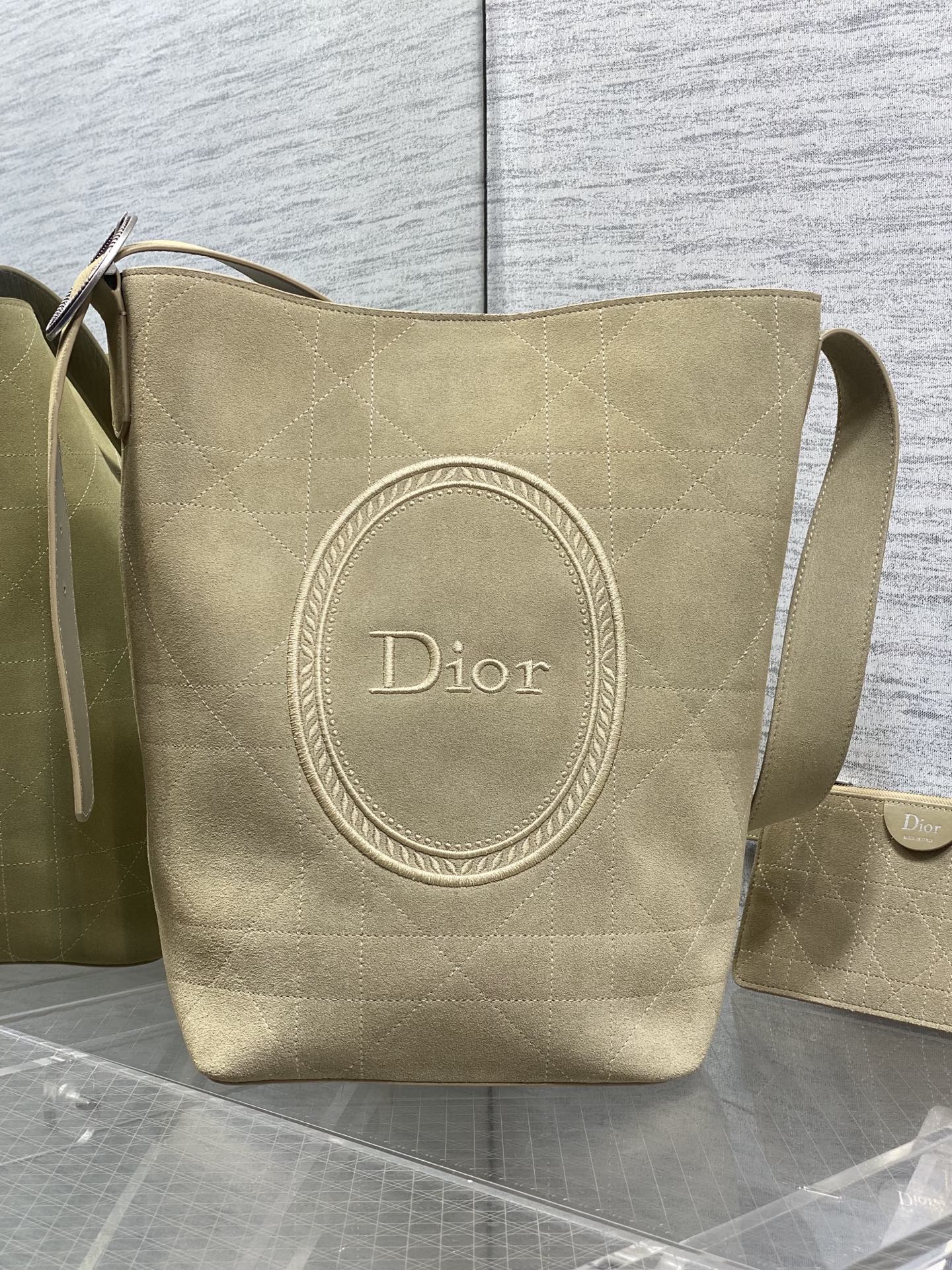 NO:894157,Medium size in stock. This Dior Medaillon bucket bag presents a soft and fashionable silhouette. The medium size style is decorated with a detachable zipper pouch and is matched with an adjustable leather shoulder strap with Dior Medaillon logo details. It is unique and can be carried on the shoulder. 1338 Size; 34×20.5×18cm, Crunchy lazy bag, dior, Hermes,19860909中号现货 这款Dior Medaillon水桶包呈现柔软时髦的廓形.中号款式,饰以可拆卸的拉链小袋,搭配通过Dior Medaillon 标志细节可调节的皮革肩带,别具一格,可肩背.1338 Size；34×20.5×18cm,Crunchy慵懒包,dior,Hermes,,Bag