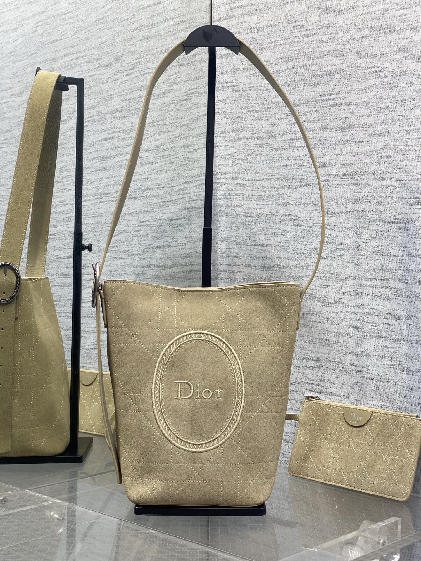 NO:894164,Small size in stock. This Dior Medaillon bucket bag presents a soft and fashionable silhouette. Medium style, decorated with a detachable zipper pouch, with an adjustable leather shoulder strap with Dior Medaillon logo details, unique and can be carried on the shoulder. 1338 Size; 25×15×14cm, Crunchy lazy bag, dior, Hermes,19860909小号现货 这款Dior Medaillon水桶包呈现柔软时髦的廓形.中号款式,饰以可拆卸的拉链小袋,搭配通过Dior Medaillon 标志细节可调节的皮革肩带,别具一格,可肩背.1338 Size；25×15×14cm,Crunchy慵懒包,dior,Hermes,,Bag