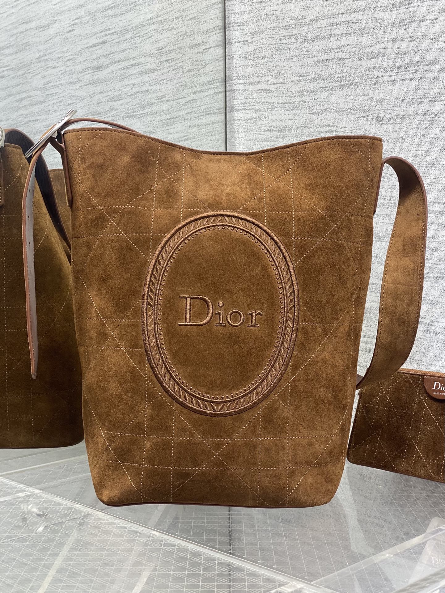 NO:894169,Medium size in stock. This Dior Medaillon bucket bag presents a soft and fashionable silhouette. The medium size style is decorated with a detachable zipper pouch and is matched with an adjustable leather shoulder strap with Dior Medaillon logo details. It is unique and can be carried on the shoulder. 1338 Size; 34×20.5×18cm, Crunchy lazy bag, dior, Hermes,19860909中号现货 这款Dior Medaillon水桶包呈现柔软时髦的廓形.中号款式,饰以可拆卸的拉链小袋,搭配通过Dior Medaillon 标志细节可调节的皮革肩带,别具一格,可肩背.1338 Size；34×20.5×18cm,Crunchy慵懒包,dior,Hermes,,Bag