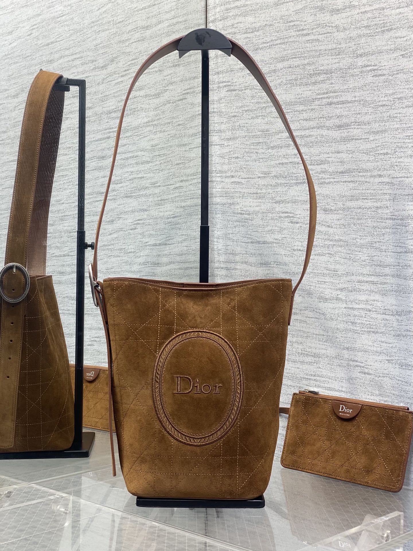 NO:894173,Small size in stock. This Dior Medaillon bucket bag presents a soft and fashionable silhouette. Medium style, decorated with a detachable zipper pouch, with an adjustable leather shoulder strap with Dior Medaillon logo details, unique and can be carried on the shoulder. 1338 Size; 25×15×14cm, Crunchy lazy bag, dior, Hermes,19860909小号现货 这款Dior Medaillon水桶包呈现柔软时髦的廓形.中号款式,饰以可拆卸的拉链小袋,搭配通过Dior Medaillon 标志细节可调节的皮革肩带,别具一格,可肩背.1338 Size；25×15×14cm,Crunchy慵懒包,dior,Hermes,,Bag