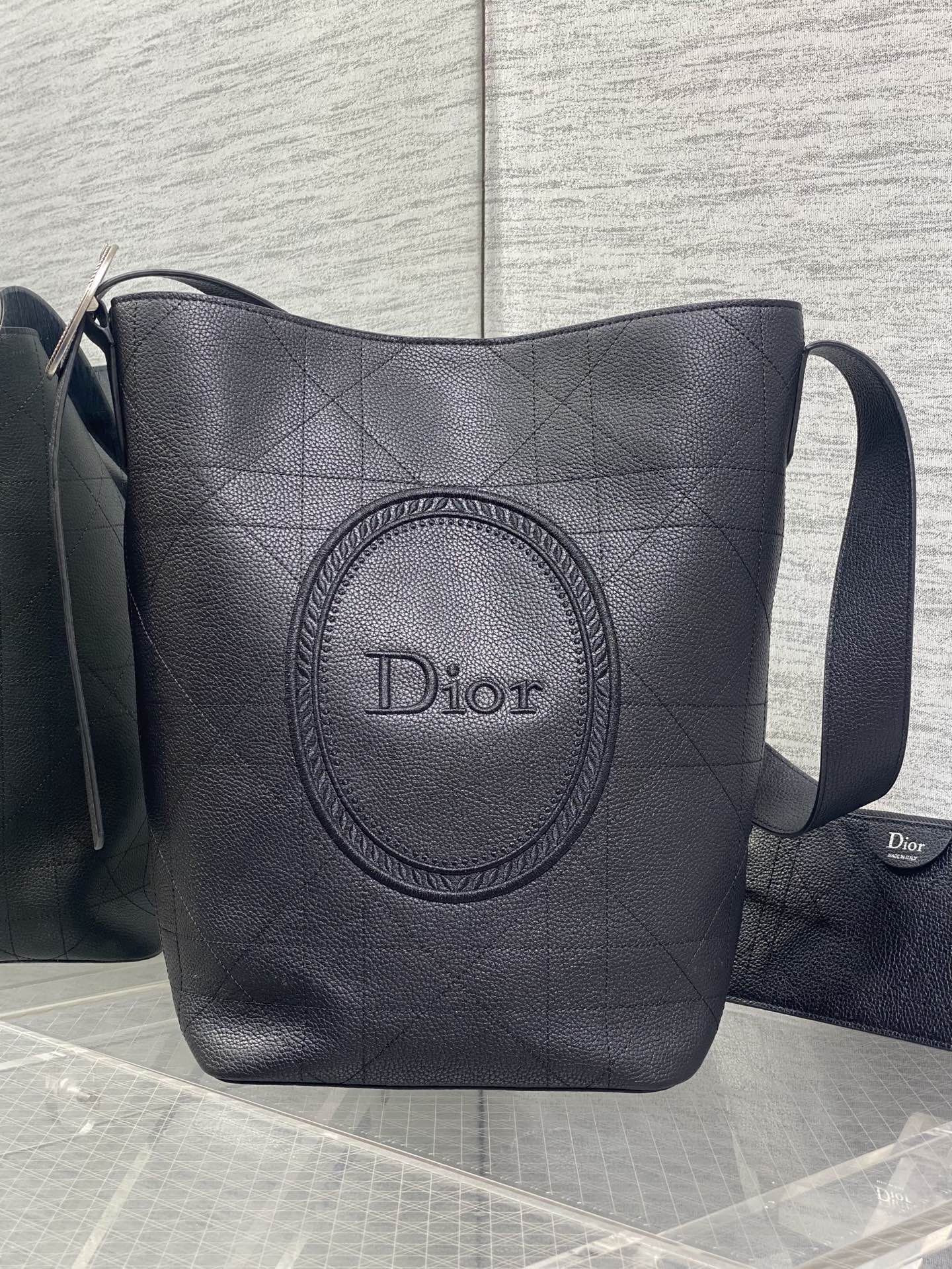NO:894180,Medium size in stock. This Dior Medaillon bucket bag presents a soft and fashionable silhouette. The medium size style is decorated with a detachable zipper pouch and is matched with an adjustable leather shoulder strap with Dior Medaillon logo details. It is unique and can be carried on the shoulder. 1338 Size; 34×20.5×18cm, Crunchy lazy bag, dior, Hermes,19860909中号现货 这款Dior Medaillon水桶包呈现柔软时髦的廓形.中号款式,饰以可拆卸的拉链小袋,搭配通过Dior Medaillon 标志细节可调节的皮革肩带,别具一格,可肩背.1338 Size；34×20.5×18cm,Crunchy慵懒包,dior,Hermes,,Bag
