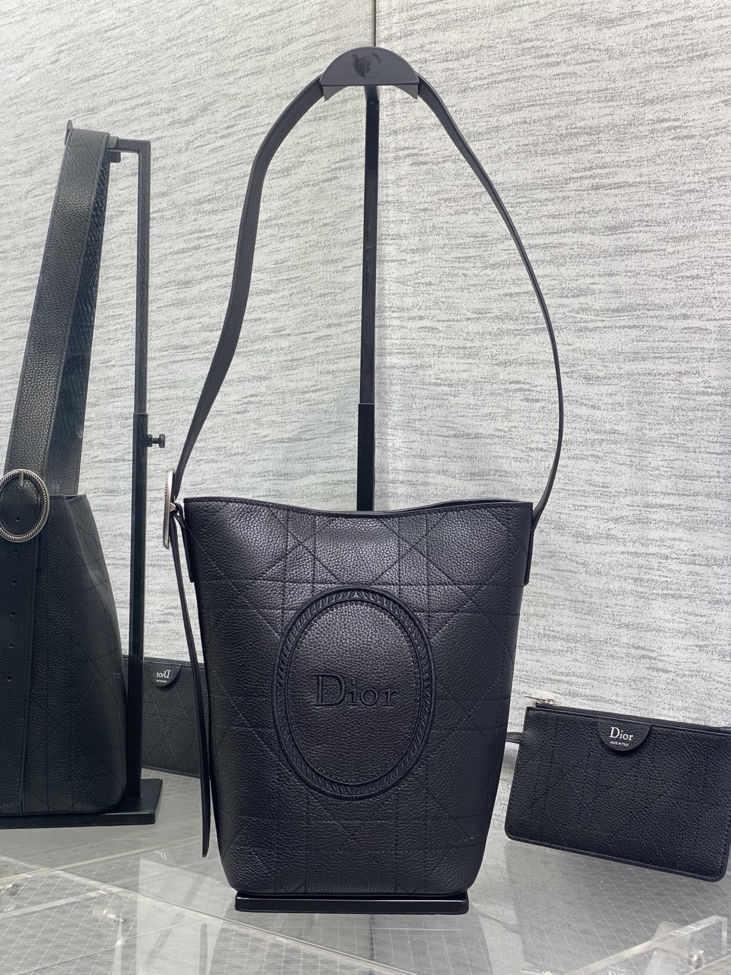NO:894185,Small size in stock. This Dior Medaillon bucket bag presents a soft and fashionable silhouette. Medium style, decorated with a detachable zipper pouch, with an adjustable leather shoulder strap with Dior Medaillon logo details, unique and can be carried on the shoulder. 1338 Size; 25×15×14cm, Crunchy lazy bag, dior, Hermes,19860909小号现货 这款Dior Medaillon水桶包呈现柔软时髦的廓形.中号款式,饰以可拆卸的拉链小袋,搭配通过Dior Medaillon 标志细节可调节的皮革肩带,别具一格,可肩背.1338 Size；25×15×14cm,Crunchy慵懒包,dior,Hermes,,Bag