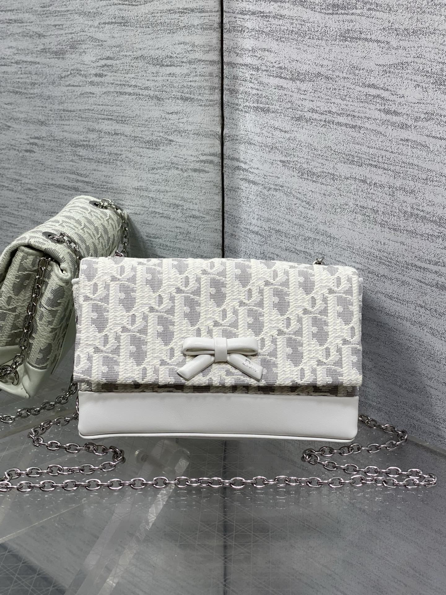 NO:894615,Gray cloth in stock. Brick cabinet's latest bow chain WOC. Iconic rattan lattice, classic letter pendant. Unique bow design, using classic Obliaue fabric. Elegant and fashionable. The highlight is the beautiful bow chain. It makes the whole bag more refined. There are multiple compartments and card slots inside. It is exquisite and full of practicality. Size 21*11.5*7cm, new bow bag, Hermes,19860909灰布现货 砖柜最新蝴蝴结链条WOC 标志性的藤纹格,经典的字母吊饰 别致的蝴蝶结设计,采用经典Obliaue面料 优雅又时尚,亮点在于绝美的蝴蝶结链条 令整个包更加的精致,内里多个隔层和卡槽,精美之余又实用度满满的 size21*11.5*7cm,新款蝴蝶结包,Hermes,,Bag