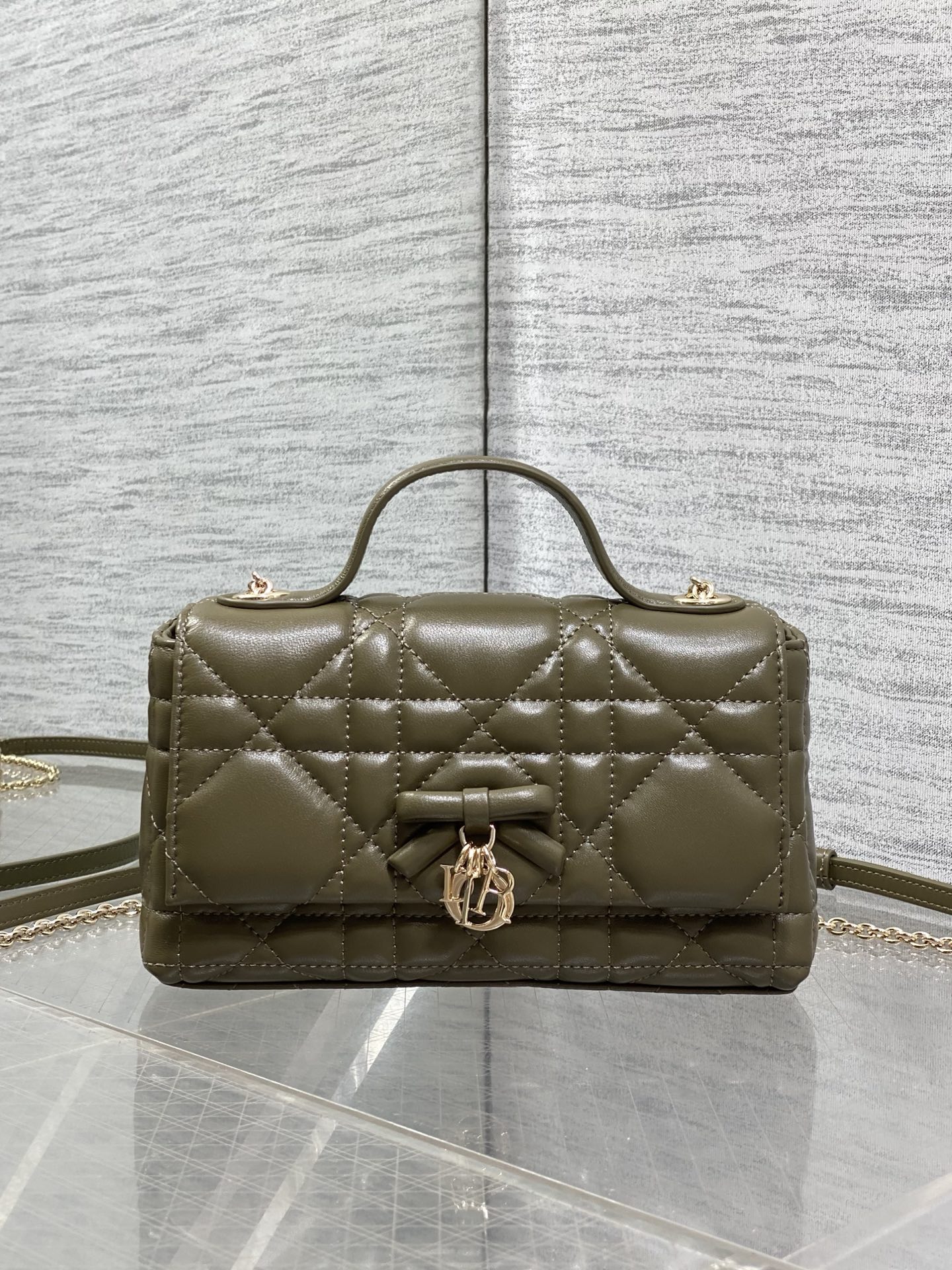 NO:894644,Olive green in stock, brick cabinet latest bow chain WOC, iconic rattan pattern, classic letter pendant, unique bow design, matched with soft sheepskin, elegant and fashionable, the highlight is the beautiful bow chain, which makes the whole bag more refined, with multiple compartments and card slots inside, exquisite and practical 0987 size21*11.5*7cm, new bow bag, sheepskin, Hermes,19860909橄榄绿现货 砖柜最新蝴蝴结链条WOC 标志性的藤纹格,经典的字母吊饰 别致的蝴蝶结设计,搭配柔软的羊皮 优雅又时尚,亮点在于绝美的蝴蝶结链条 令整个包更加的精致,内里多个隔层和卡槽,精美之余又实用度满满的0987 size21*11.5*7cm,新款蝴蝶结包,sheepskin,Hermes,,Bag