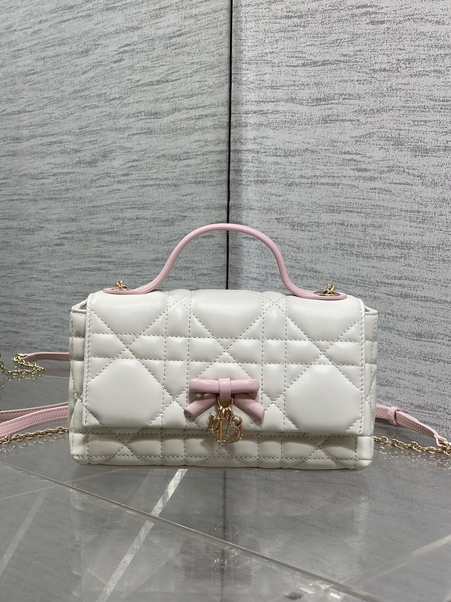 NO:894649,Pink and white in stock, brick cabinet's latest bow chain WOC, iconic rattan pattern, classic letter pendant, unique bow design, matched with soft sheepskin, elegant and fashionable, the highlight is the beautiful bow chain, which makes the whole bag more refined, with multiple compartments and card slots inside, exquisite and practical 0987 size21*11.5*7cm, new bow bag, sheepskin, Hermes,19860909粉加白现货 砖柜最新蝴蝴结链条WOC 标志性的藤纹格,经典的字母吊饰 别致的蝴蝶结设计,搭配柔软的羊皮 优雅又时尚,亮点在于绝美的蝴蝶结链条 令整个包更加的精致,内里多个隔层和卡槽,精美之余又实用度满满的0987 size21*11.5*7cm,新款蝴蝶结包,sheepskin,Hermes,,Bag