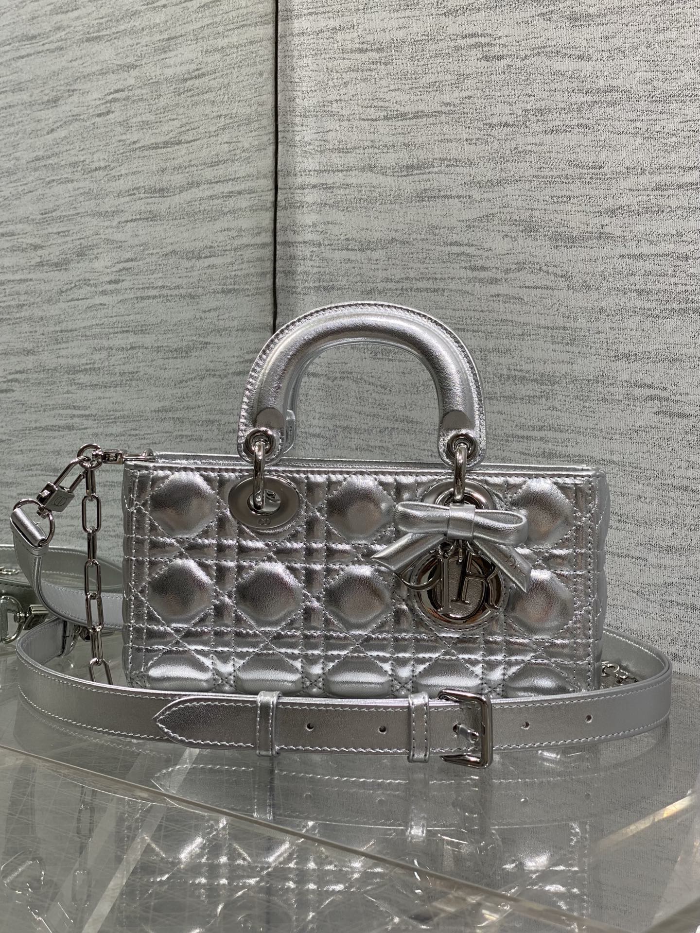 NO:894520,Silver silver buckle in stock D-joy small series latest bow hardware, the new size is smaller, more refined, popular style, the bag comes with two shoulder straps, multiple carrying methods ♀, the upper body is beautiful and rustic, classic rhombus design, with soft sheepskin elegant and fashionable size 22*6*12cm, new bow bag, sheepskin, Hermes,19860909银色银扣现货 D-joy小号系列最新蝴蝶结五金,新出的尺寸更小巧,更显得精致,大爆款的节奏,包包自带两条肩带,多种背法♀,上身又美又飒,经典的菱格设计,搭配柔软的绵羊皮优雅又时尚 size22*6*12cm,新款蝴蝶结包,sheepskin,Hermes,,Bag