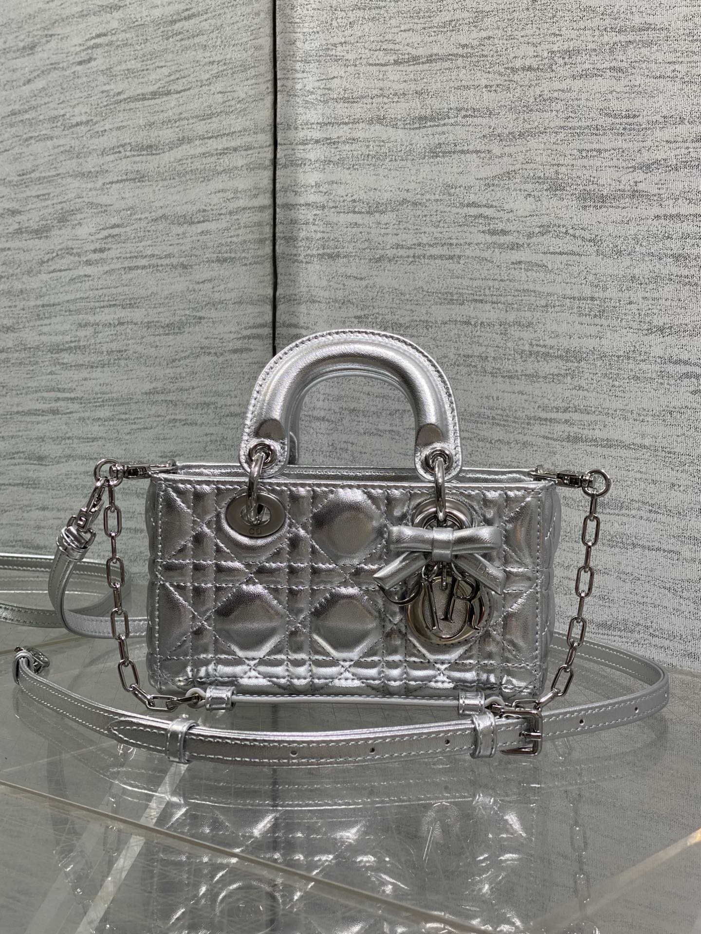 NO:894527,Silver silver buckle mini D-Joy bag latest bow sheepskin 2026 fashion is indeed reincarnation, returning to the medieval Princess Diana rectangular bag shape, short chain and slender shoulder straps directly to the gods!  !  It has a strong sense of retro fashion. It can be used in any occasion. It is definitely the ceiling among ladies. It is a strong presence in the circle, sisters. Size; 16*5.5*10cm, new bow bag, sheepskin, Hermes,19860909银色银扣迷你现货 D-Joy bag最新蝴蝶结羊皮2026款时尚果然就是轮回,回归了一把中古戴妃长方包形,短链条细长肩带直接封神！！复古时髦感超强,真是什么场合都可以把住绝对是lady中的天花板了,强势出圈啦姐妹们 Size；16*5.5*10cm,新款蝴蝶结包,sheepskin,Hermes,,Bag