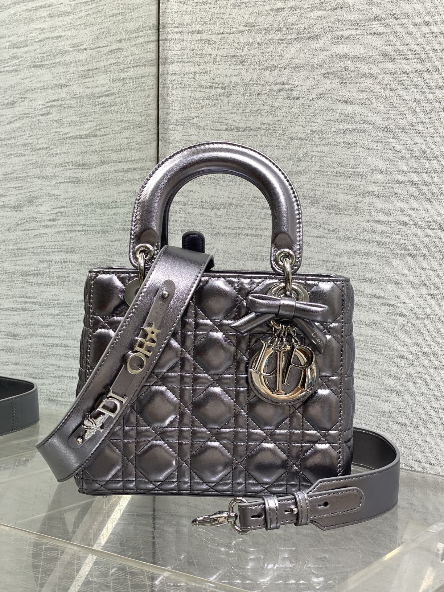 NO:894532,In stock, Lady's latest four-lattice bow Diana bag is carefully made of lambskin. It is a must-have Princess Diana bag for everyone. Charming, elegant and full of aura, it is also full of femininity when carried cross-body, classic fashion style. It is a beautiful bag that everyone has in their hands on Instagram and many fashion icons. Don't miss it. Size 20*17*8cm, new bow bag, sheepskin, Hermes,19860909现货 Lady最新款四格蝴蝶结戴妃包,采用小羊皮精心制作、人手一个必备的戴妃包.迷人优雅又气场十足,斜挎手拎也是女人味十足,经典时尚风格.ins和众多时尚icon都人手一个的美包,别错过哦 size20*17*8cm,新款蝴蝶结包,sheepskin,Hermes,,Bag