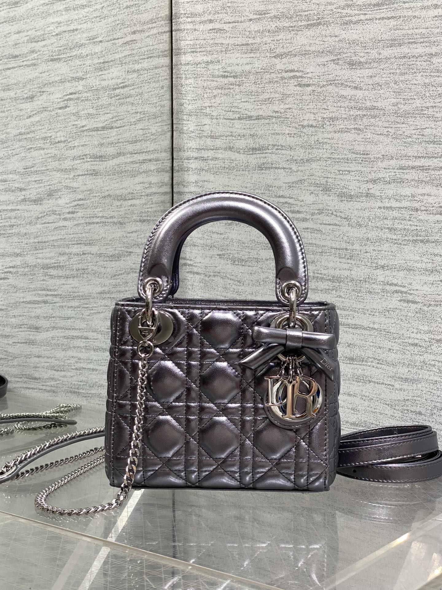NO:894537,Ready in stock Classic Lady's latest bow-tie Princess Diana bag, a must-have three-compartment small bag for everyone. Charming, elegant and full of aura, it is also full of femininity when carried cross-body, classic fashion style. This beautiful bag is available on Instagram and many fashion icons, don't miss it. Size 17*7*15cm, new bow bag, Hermes,19860909现货 Classic Lady最新蝴蝶结戴妃包,人手一个必备的三格小包.迷人优雅又气场十足,斜挎手拎也是女人味十足,经典时尚风格.ins和众多时尚icon都人手一个的美包,别错过哦 size17*7*15cm,新款蝴蝶结包,Hermes,,Bag