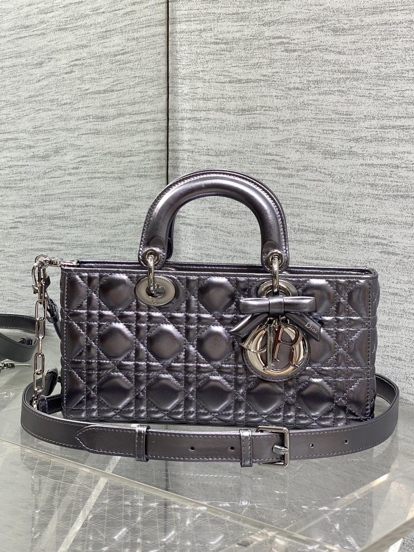 NO:894542,Gunmetal large size in stock. The latest bow D-joy is back strongly. The trend of big hits. The bag comes with two shoulder straps and multiple carrying methods. The upper body is beautiful and rustic. The classic rhombus design is elegant and fashionable with soft patent leather. Size 26*6*14cm. New bow bag, Hermes,19860909枪色大号现货 最新蝴蝶结D-joy强势回归,大爆款的节奏,包包自带两条肩带,多种背法♀,上身又美又飒,经典的菱格设计,搭配柔软的漆皮优雅又时尚 size26*6*14cm,新款蝴蝶结包,Hermes,,Bag