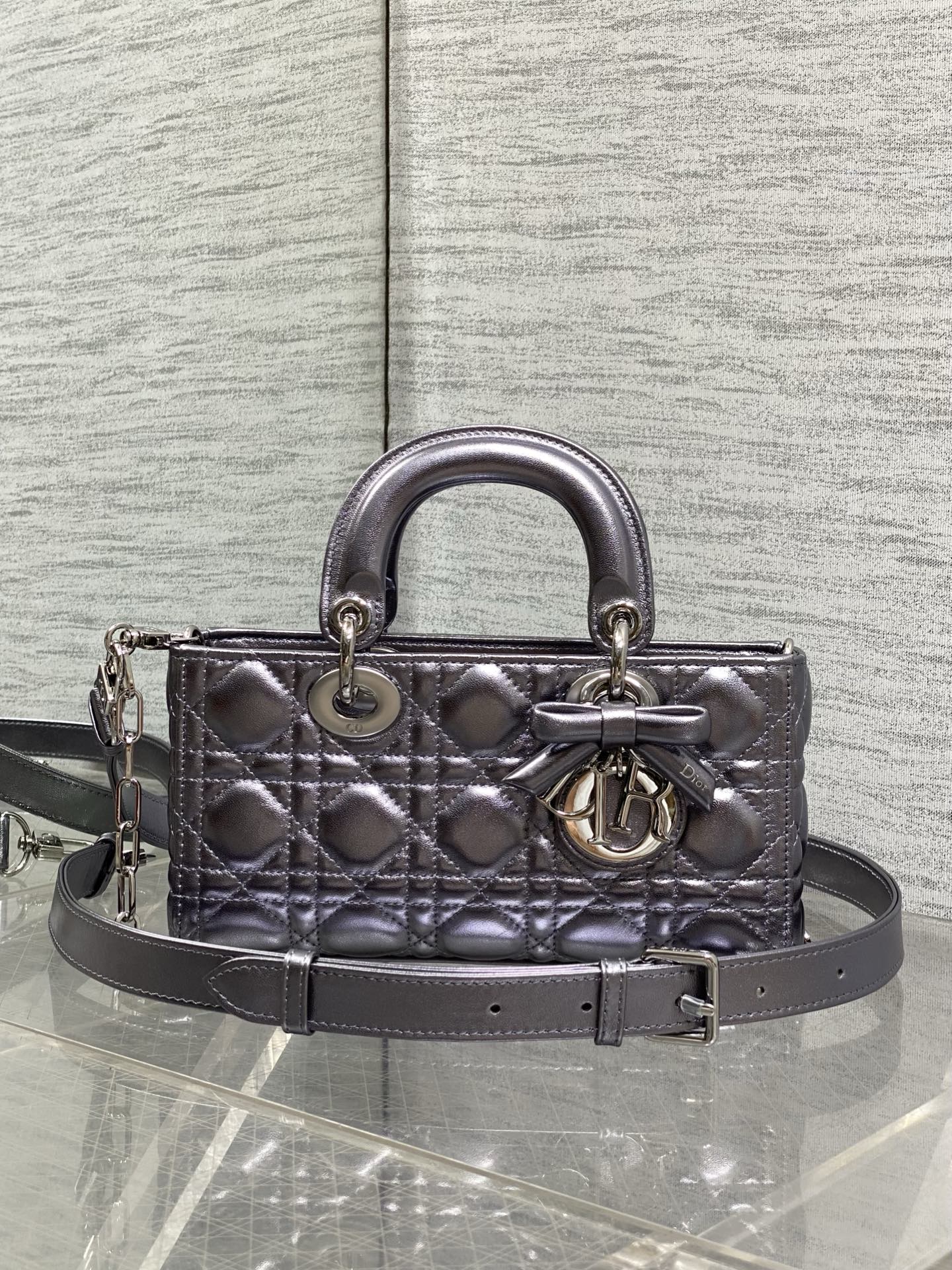 NO:894550,Gunmetal silver buckle is in stock. The latest bow hardware of D-joy small series. The new size is smaller and more refined. The rhythm of the popular style. The bag comes with two shoulder straps and multiple carrying methods♀. The upper body is beautiful and rustic. The classic rhombus design is elegant and fashionable with soft sheep leather. size 22*6*12cm, new bow bag, sheepskin, Hermes,19860909枪色银扣现货 D-joy小号系列最新蝴蝶结五金,新出的尺寸更小巧,更显得精致,大爆款的节奏,包包自带两条肩带,多种背法♀,上身又美又飒,经典的菱格设计,搭配柔软的绵羊皮优雅又时尚 size22*6*12cm,新款蝴蝶结包,sheepskin,Hermes,,Bag