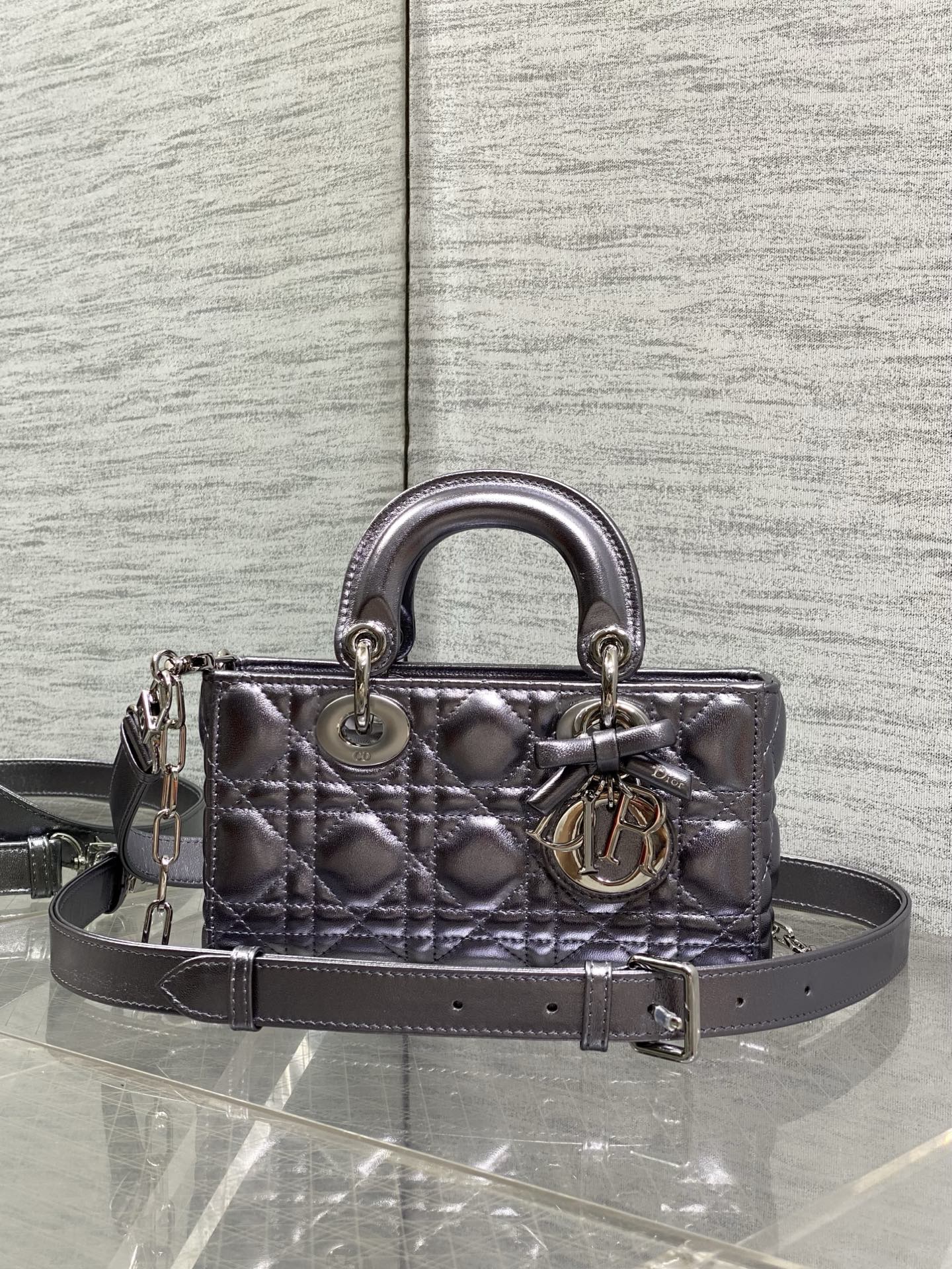 NO:894558,Gunmetal silver buckle is in stock. D-joy's latest mini bow series. Babies who say micro is too small, and the small size is too big have all looked over. The new mini size can also be completely put down for a large mobile phone. This size is more refined and has the rhythm of a big hit. The bag comes with two shoulder straps, multiple carrying methods, and the upper body is beautiful and rustic. The classic rhombus design is matched with soft sheep leather. It is overall elegant and fashionable. It is a must-have item for daily travel.  size19*5.5*10.5cm, new bow bag, sheepskin, Hermes,19860909枪色银扣现货 D-joy最新mini蝴蝶结系列,说micro太小,小号太大的宝贝们都看过来,新出的mini尺寸,大手机也能完全放下,这个尺寸更显得精致,大爆款的节奏,包包自带两条肩带,多种背法,上身又美又飒,经典的菱格设计,搭配柔软的绵羊皮,整体优雅又时尚,日常出行必备单品 size19*5.5*10.5cm,新款蝴蝶结包,sheepskin,Hermes,,Bag
