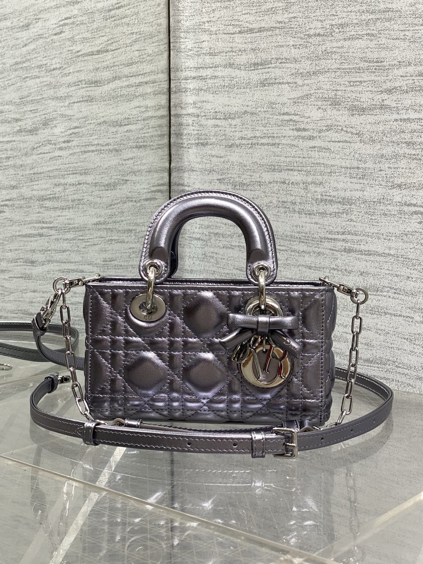 NO:894566,Gunmetal silver buckle mini ready-made D-Joy bag latest bow sheepskin 2026 fashion is indeed reincarnation, returning to a medieval Princess Diana rectangular bag shape, short chain and slender shoulder straps directly to the gods!  !  It has a strong sense of retro fashion. It can be used in any occasion. It is definitely the ceiling among ladies. It is a strong presence in the circle, sisters. Size; 16*5.5*10cm, new bow bag, sheepskin, Hermes,19860909枪色银扣迷你现货 D-Joy bag最新蝴蝶结羊皮2026款时尚果然就是轮回,回归了一把中古戴妃长方包形,短链条细长肩带直接封神！！复古时髦感超强,真是什么场合都可以把住绝对是lady中的天花板了,强势出圈啦姐妹们 Size；16*5.5*10cm,新款蝴蝶结包,sheepskin,Hermes,,Bag