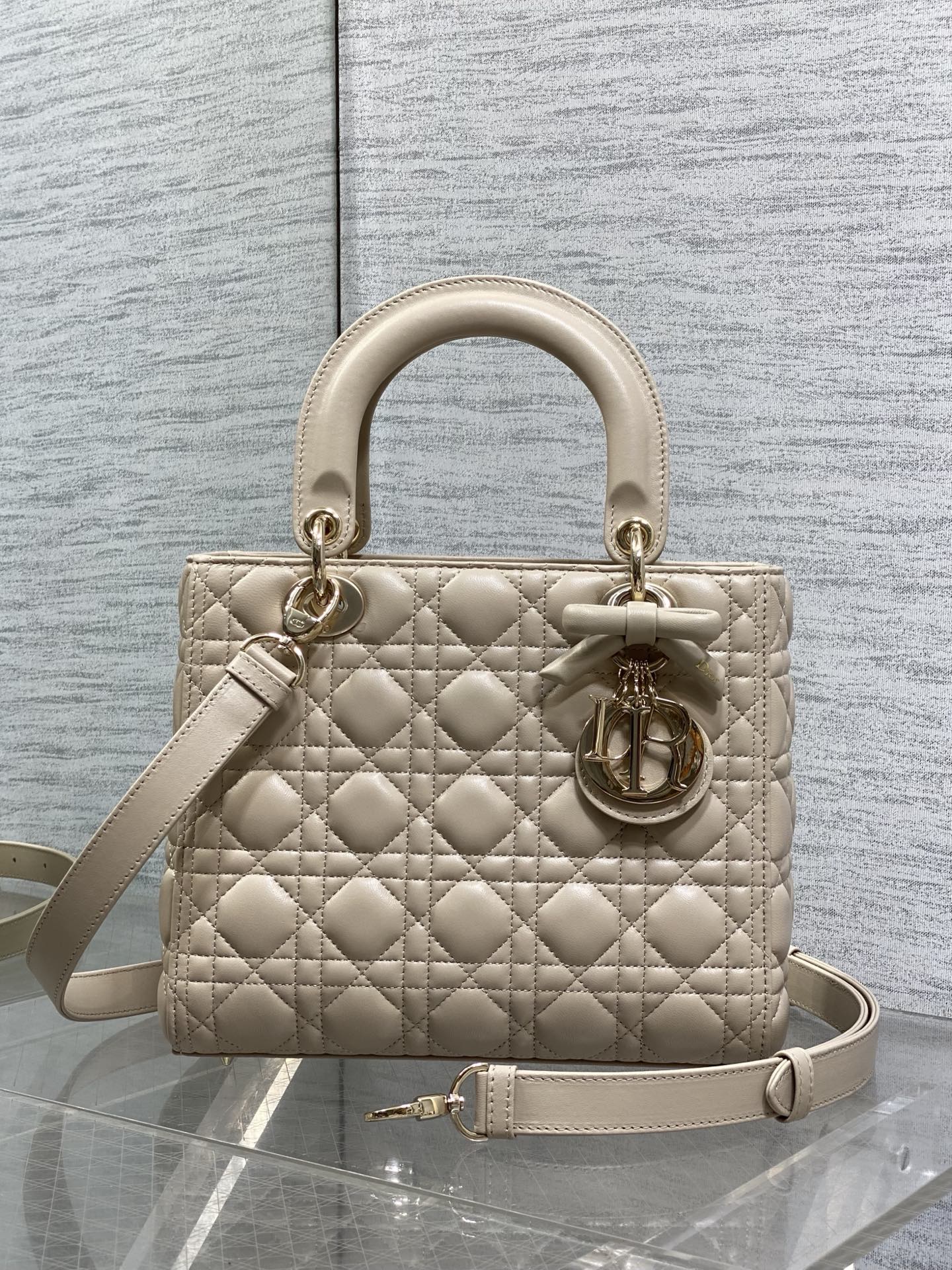NO:894574,In stock, Lady's latest five-lattice bow Diana bag is carefully made of lambskin. It is a must-have Princess Diana bag for everyone. It is charming, elegant and full of aura. It is also full of femininity and classic fashion style when carried cross-body. It is a beautiful bag that everyone has in their hands on Instagram and many fashion icons. Don't miss it. Size 24cm, new bow bag, sheepskin, Hermes,19860909现货 Lady最新款五格蝴蝶结戴妃包,采用小羊皮精心制作、人手一个必备的戴妃包.迷人优雅又气场十足,斜挎手拎也是女人味十足,经典时尚风格.ins和众多时尚icon都人手一个的美包,别错过哦 size24cm,新款蝴蝶结包,sheepskin,Hermes,,Bag