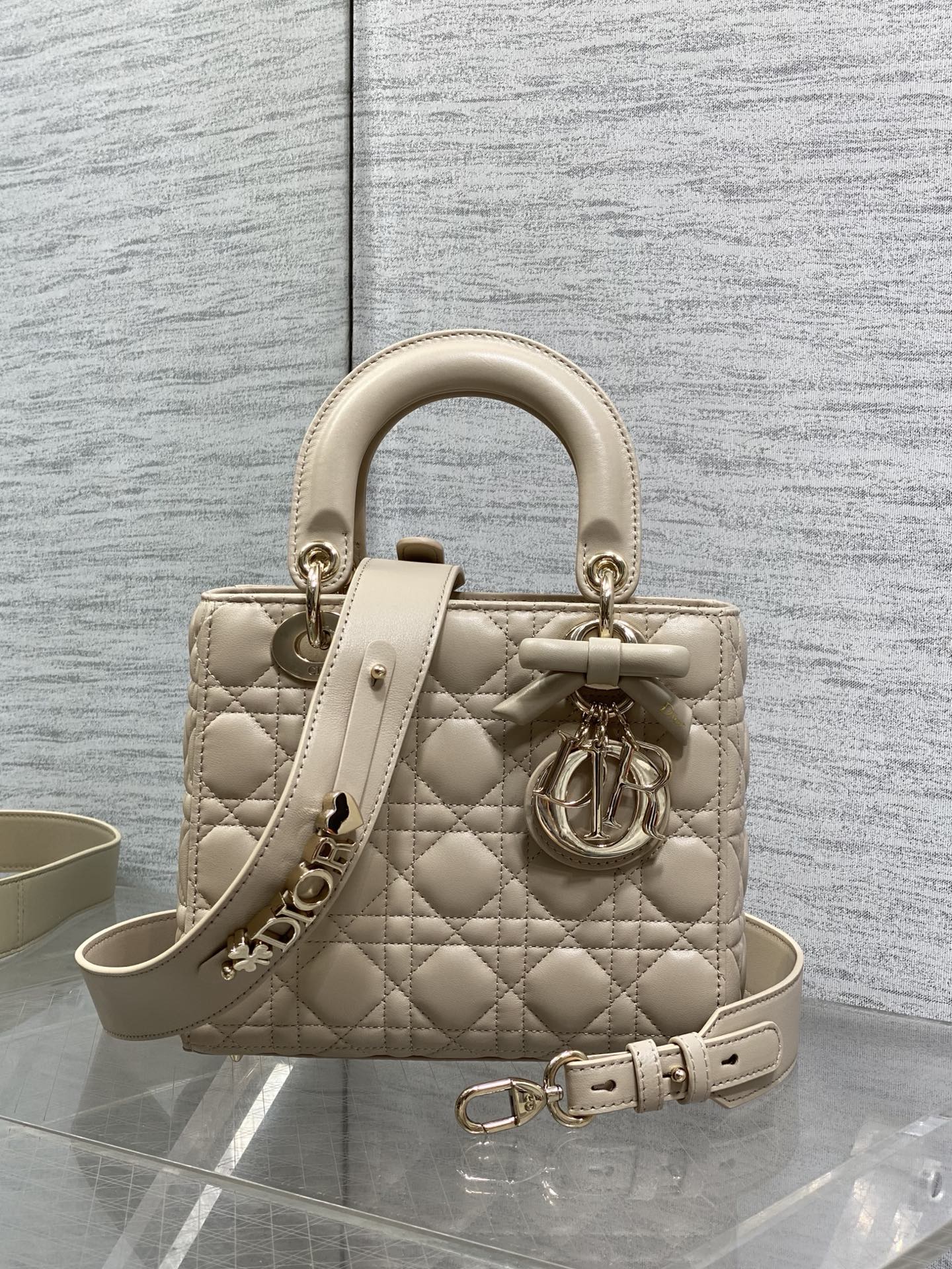 NO:894581,In stock, Lady's latest four-lattice bow Diana bag is carefully made of lambskin. It is a must-have Princess Diana bag for everyone. Charming, elegant and full of aura, it is also full of femininity when carried cross-body, classic fashion style. It is a beautiful bag that everyone has in their hands on Instagram and many fashion icons. Don't miss it. Size 20*17*8cm, new bow bag, sheepskin, Hermes,19860909现货 Lady最新款四格蝴蝶结戴妃包,采用小羊皮精心制作、人手一个必备的戴妃包.迷人优雅又气场十足,斜挎手拎也是女人味十足,经典时尚风格.ins和众多时尚icon都人手一个的美包,别错过哦 size20*17*8cm,新款蝴蝶结包,sheepskin,Hermes,,Bag