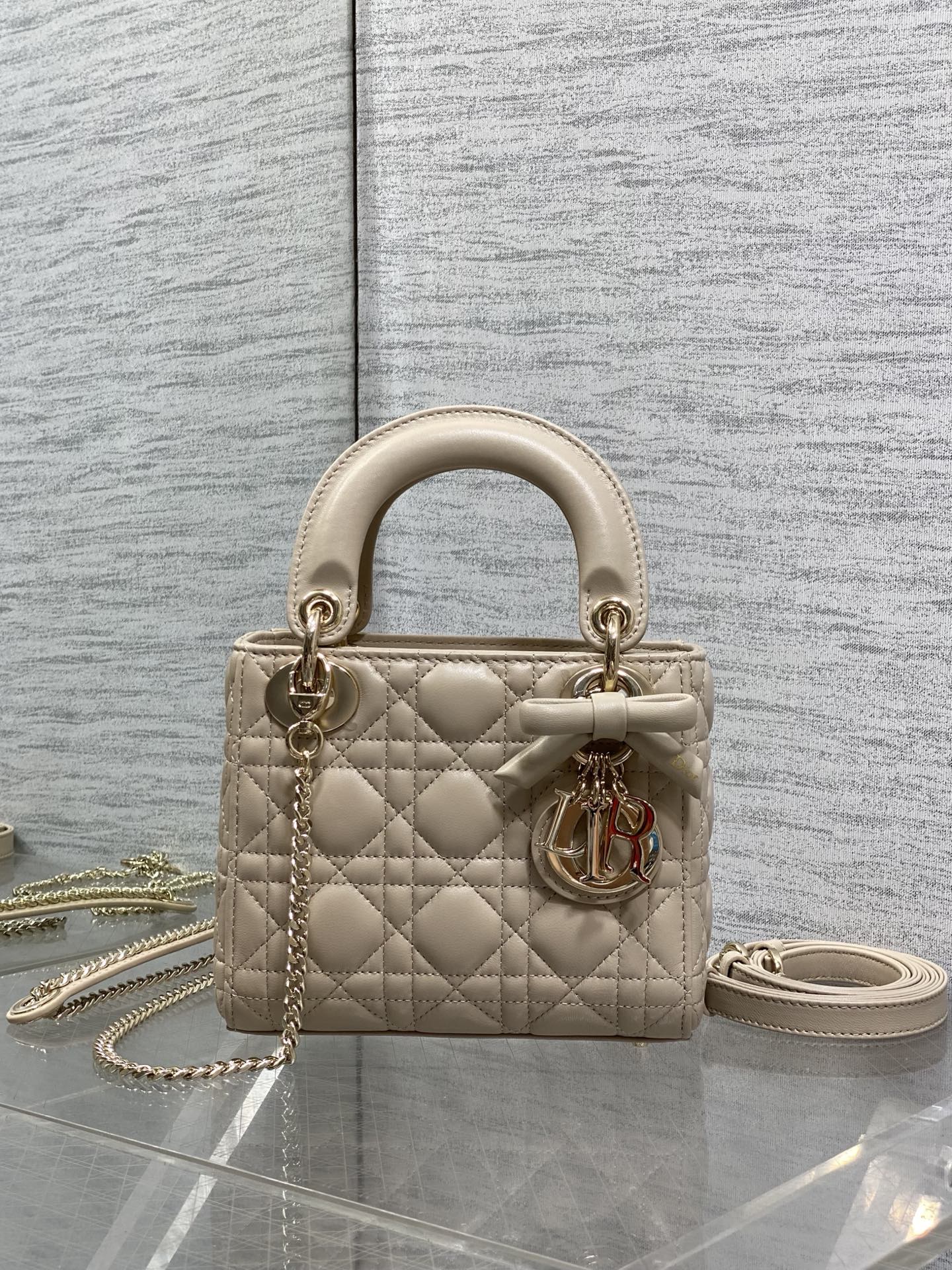 NO:894588,Ready in stock Classic Lady's latest bow-tie Princess Diana bag, a must-have three-compartment small bag for everyone. Charming, elegant and full of aura, it is also full of femininity when carried cross-body, classic fashion style. This beautiful bag is available on Instagram and many fashion icons, don't miss it. Size 17*7*15cm, new bow bag, Hermes,19860909现货 Classic Lady最新蝴蝶结戴妃包,人手一个必备的三格小包.迷人优雅又气场十足,斜挎手拎也是女人味十足,经典时尚风格.ins和众多时尚icon都人手一个的美包,别错过哦 size17*7*15cm,新款蝴蝶结包,Hermes,,Bag
