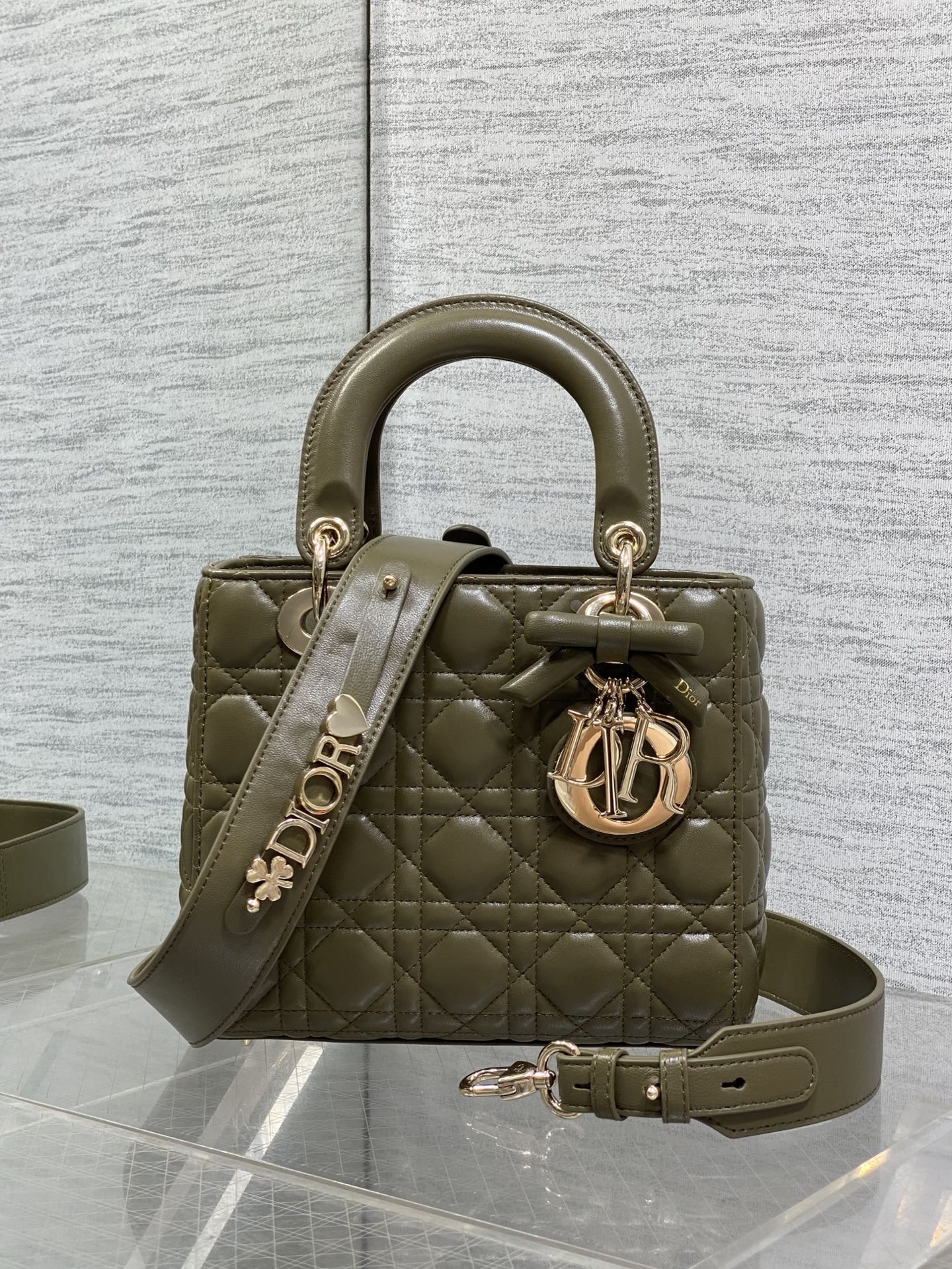 NO:894594,In stock, Lady's latest four-lattice bow Diana bag is carefully made of lambskin. It is a must-have Princess Diana bag for everyone. Charming, elegant and full of aura, it is also full of femininity when carried cross-body, classic fashion style. It is a beautiful bag that everyone has in their hands on Instagram and many fashion icons. Don't miss it. Size 20*17*8cm, new bow bag, sheepskin, Hermes,19860909现货 Lady最新款四格蝴蝶结戴妃包,采用小羊皮精心制作、人手一个必备的戴妃包.迷人优雅又气场十足,斜挎手拎也是女人味十足,经典时尚风格.ins和众多时尚icon都人手一个的美包,别错过哦 size20*17*8cm,新款蝴蝶结包,sheepskin,Hermes,,Bag
