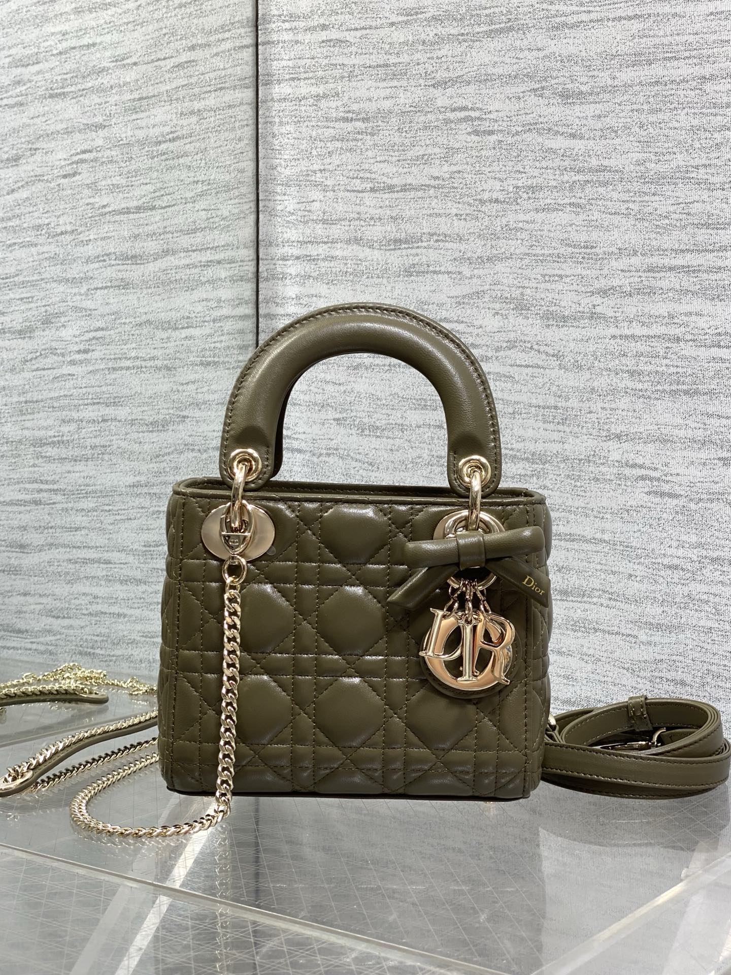 NO:894601,Ready in stock Classic Lady's latest bow-tie Princess Diana bag, a must-have three-compartment small bag for everyone. Charming, elegant and full of aura, it is also full of femininity when carried cross-body, classic fashion style. This beautiful bag is available on Instagram and many fashion icons, don't miss it. Size 17*7*15cm, new bow bag, Hermes,19860909现货 Classic Lady最新蝴蝶结戴妃包,人手一个必备的三格小包.迷人优雅又气场十足,斜挎手拎也是女人味十足,经典时尚风格.ins和众多时尚icon都人手一个的美包,别错过哦 size17*7*15cm,新款蝴蝶结包,Hermes,,Bag