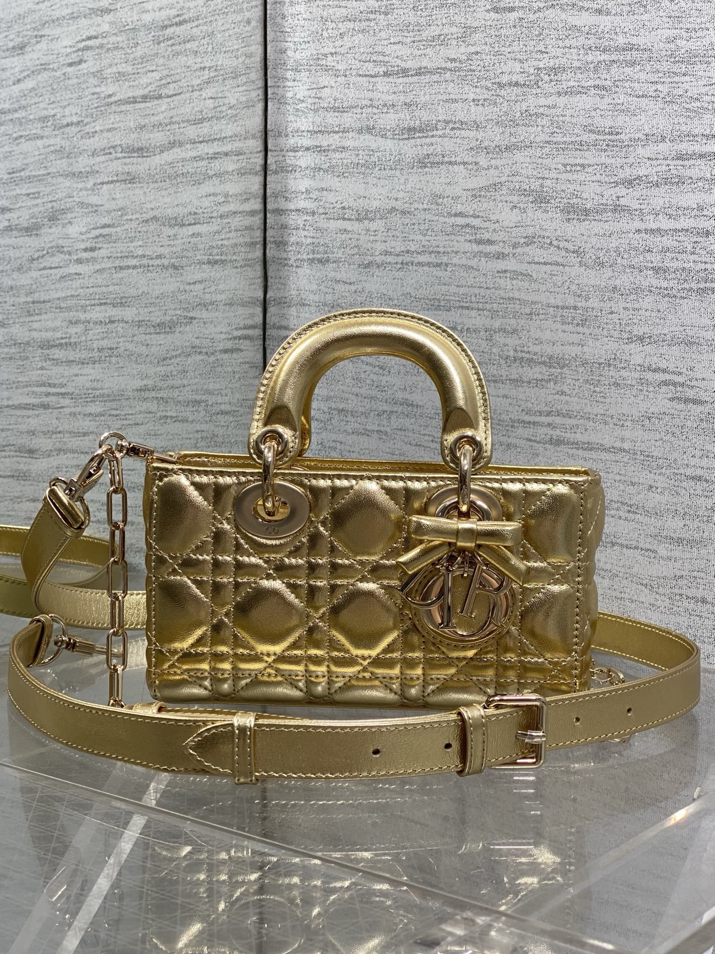 NO:894619,The golden light gold buckle is in stock. D-joy's latest mini bow series. Babies who say micro is too small, and the small size is too big have all looked over. The new mini size can also be put down completely for a large mobile phone. This size is more refined and has the rhythm of a big hit. The bag comes with two shoulder straps and can be carried in various ways. The upper body is beautiful and sassy. The classic rhombus design is matched with soft sheep leather. It is overall elegant and fashionable. It is a must-have item for daily travel.  size19*5.5*10.5cm, new bow bag, sheepskin, Hermes,19860909金色浅金扣现货 D-joy最新mini蝴蝶结系列,说micro太小,小号太大的宝贝们都看过来,新出的mini尺寸,大手机也能完全放下,这个尺寸更显得精致,大爆款的节奏,包包自带两条肩带,多种背法,上身又美又飒,经典的菱格设计,搭配柔软的绵羊皮,整体优雅又时尚,日常出行必备单品 size19*5.5*10.5cm,新款蝴蝶结包,sheepskin,Hermes,,Bag