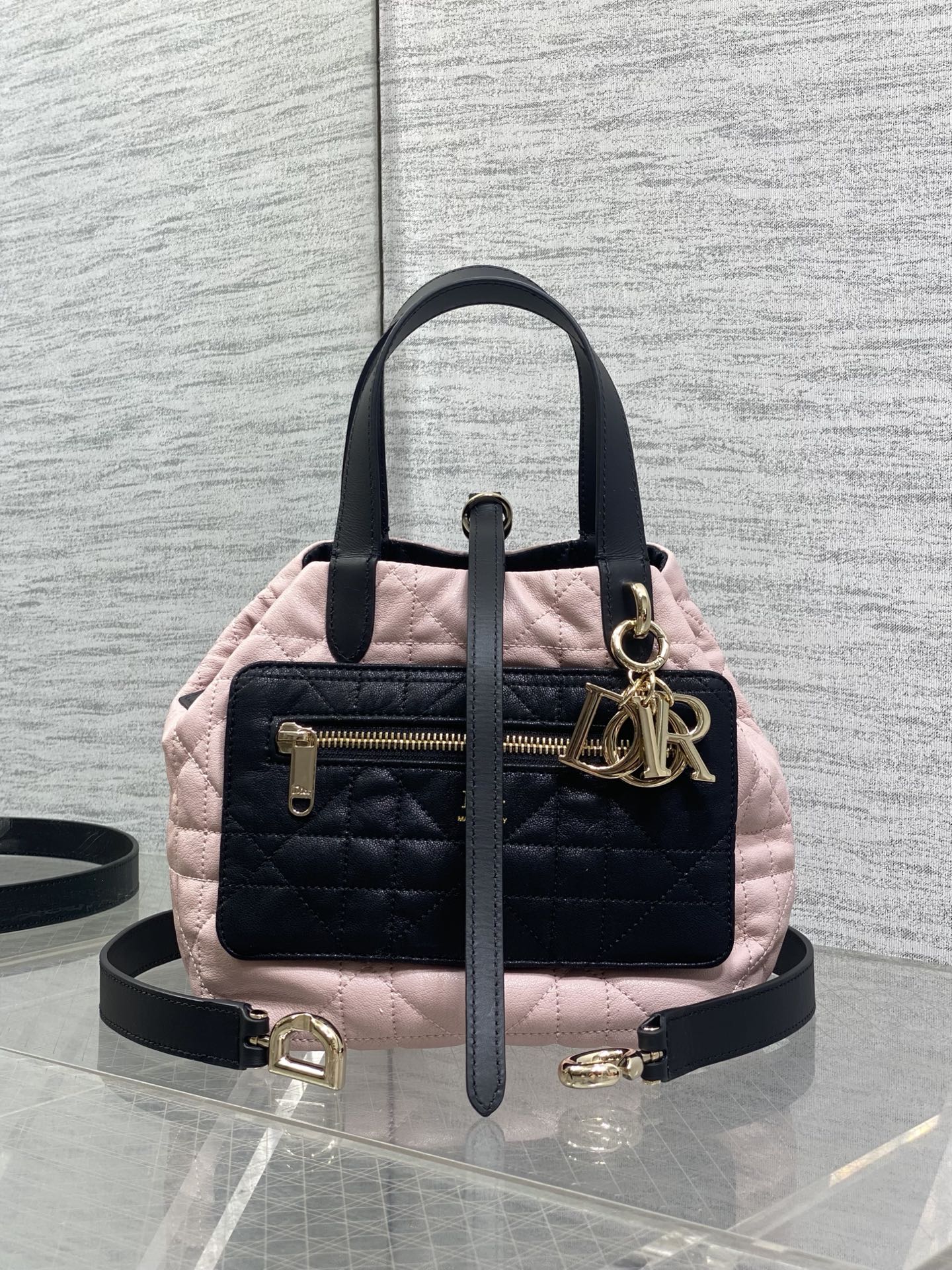 NO:919494,Pink double-sided small size is in stock. Toujours has been reinterpreted into a double-sided version! Take Toujours with you when traveling. The oversized rhombus design, paired with classic letter accessories, is full of modern fashion. The bag structure is very soft, and it is made of double-sided calfskin material, which gives it a high-end feel. The unique buckle can be folded on the sides when fastened. The capacity is very nice. It is also thoughtfully equipped with an inner bag for easy storage of small items. Size: 23*15*15cm, Toujours popular tote, cowhide, Hermes,19860909粉色双面小号现货 Toujours重新诠释成双面版本！ 带着 Toujours 去旅行,超大菱格的设计,搭配经典的字母配饰,摩登时尚感十足,包身结构十分柔软,采用双面小牛皮材质高级感满满,别具一格的扣饰扣合时侧面可折叠,容量非常nice,还贴心的配有一枚内袋,方便收納小物品哦 size:23*15*15cm,Toujours大爆款托特,cowhide,Hermes,,Bag