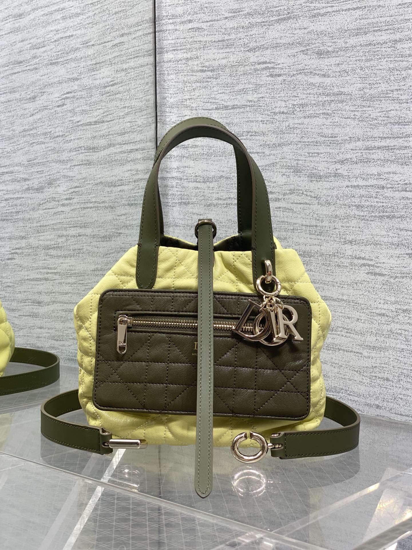 NO:919509,Chick yellow double-sided small size in stock Toujours reinterpreted into a double-sided version! Take Toujours with you when traveling. The oversized rhombus design, paired with classic letter accessories, is full of modern fashion. The bag structure is very soft, and it is made of double-sided calfskin material, which gives it a high-end feel. The unique buckle can be folded on the sides when fastened. The capacity is very nice. It is also thoughtfully equipped with an inner bag for easy storage of small items. Size: 23*15*15cm, Toujours popular tote, cowhide, Hermes,19860909小鸡黄双面小号现货 Toujours重新诠释成双面版本！ 带着 Toujours 去旅行,超大菱格的设计,搭配经典的字母配饰,摩登时尚感十足,包身结构十分柔软,采用双面小牛皮材质高级感满满,别具一格的扣饰扣合时侧面可折叠,容量非常nice,还贴心的配有一枚内袋,方便收納小物品哦 size:23*15*15cm,Toujours大爆款托特,cowhide,Hermes,,Bag