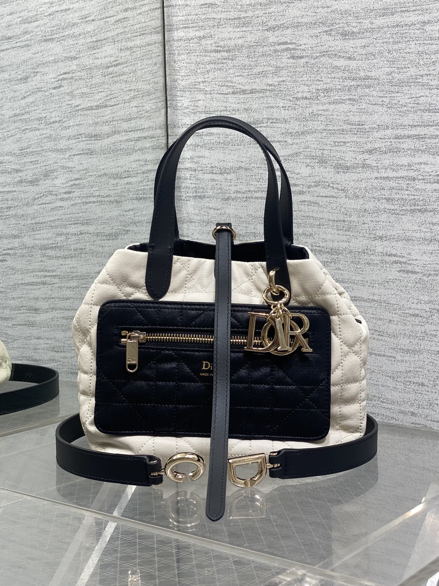 NO:919524,Black and white double-sided small size is in stock. Toujours is reinterpreted into a double-sided version! Take Toujours with you when traveling. The oversized rhombus design, paired with classic letter accessories, is full of modern fashion. The bag structure is very soft, and it is made of double-sided calfskin material, which gives it a high-end feel. The unique buckle can be folded on the sides when fastened. The capacity is very nice. It is also thoughtfully equipped with an inner bag for easy storage of small items. Size: 23*15*15cm, Toujours popular tote, cowhide, Hermes,19860909黑白双面小号现货 Toujours重新诠释成双面版本！ 带着 Toujours 去旅行,超大菱格的设计,搭配经典的字母配饰,摩登时尚感十足,包身结构十分柔软,采用双面小牛皮材质高级感满满,别具一格的扣饰扣合时侧面可折叠,容量非常nice,还贴心的配有一枚内袋,方便收納小物品哦 size:23*15*15cm,Toujours大爆款托特,cowhide,Hermes,,Bag