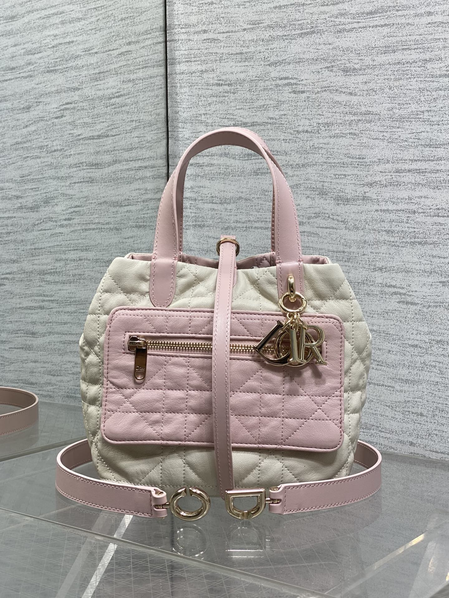 NO:919537,Soft pink double-sided small size in stock Toujours reinterpreted into a double-sided version! Take Toujours with you when traveling. The oversized rhombus design, paired with classic letter accessories, is full of modern fashion. The bag structure is very soft, and it is made of double-sided calfskin material, which gives it a high-end feel. The unique buckle can be folded on the sides when fastened. The capacity is very nice. It is also thoughtfully equipped with an inner bag for easy storage of small items. Size: 23*15*15cm, Toujours popular tote, cowhide, Hermes,19860909柔粉双面小号现货 Toujours重新诠释成双面版本！ 带着 Toujours 去旅行,超大菱格的设计,搭配经典的字母配饰,摩登时尚感十足,包身结构十分柔软,采用双面小牛皮材质高级感满满,别具一格的扣饰扣合时侧面可折叠,容量非常nice,还贴心的配有一枚内袋,方便收納小物品哦 size:23*15*15cm,Toujours大爆款托特,cowhide,Hermes,,Bag