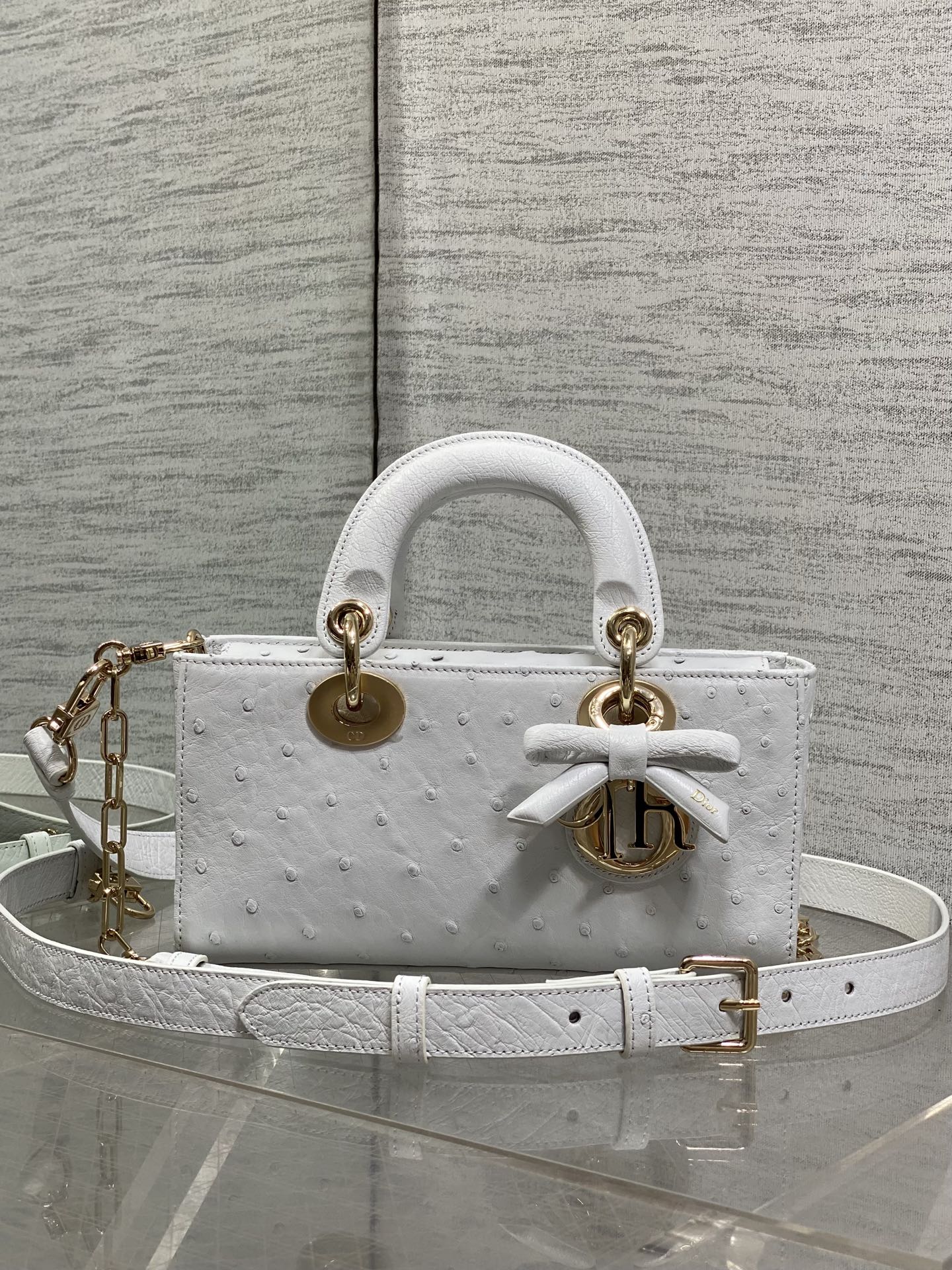 NO:919330,Ostrich skin is in stock. Lady Diana’s horizontal bow. Rare ostrich skin is on the market. It is elegant and individual. It has to be this one. Let’s popularize the science. Each ostrich pattern is unique, so the pattern of each bag will be different. This is the characteristic of the real bird. Everyone should look for it. Size: 22cm, Princess Diana snake skin, ostrich skin, snakeskin, Hermes,19860909鸵鸟皮现货 Lady戴妃横版蝴蝶结珍稀鸵鸟皮闪亮登场,高雅又不失个性,非它莫属,科普一下每一张鸵鸟的纹路都是独一无二的,所以每个包的纹路都会有所不同,这是真鸟的特点,大家要认准哦 Size:22cm,戴妃蛇皮,ostrich skin,snakeskin,Hermes,,Bag
