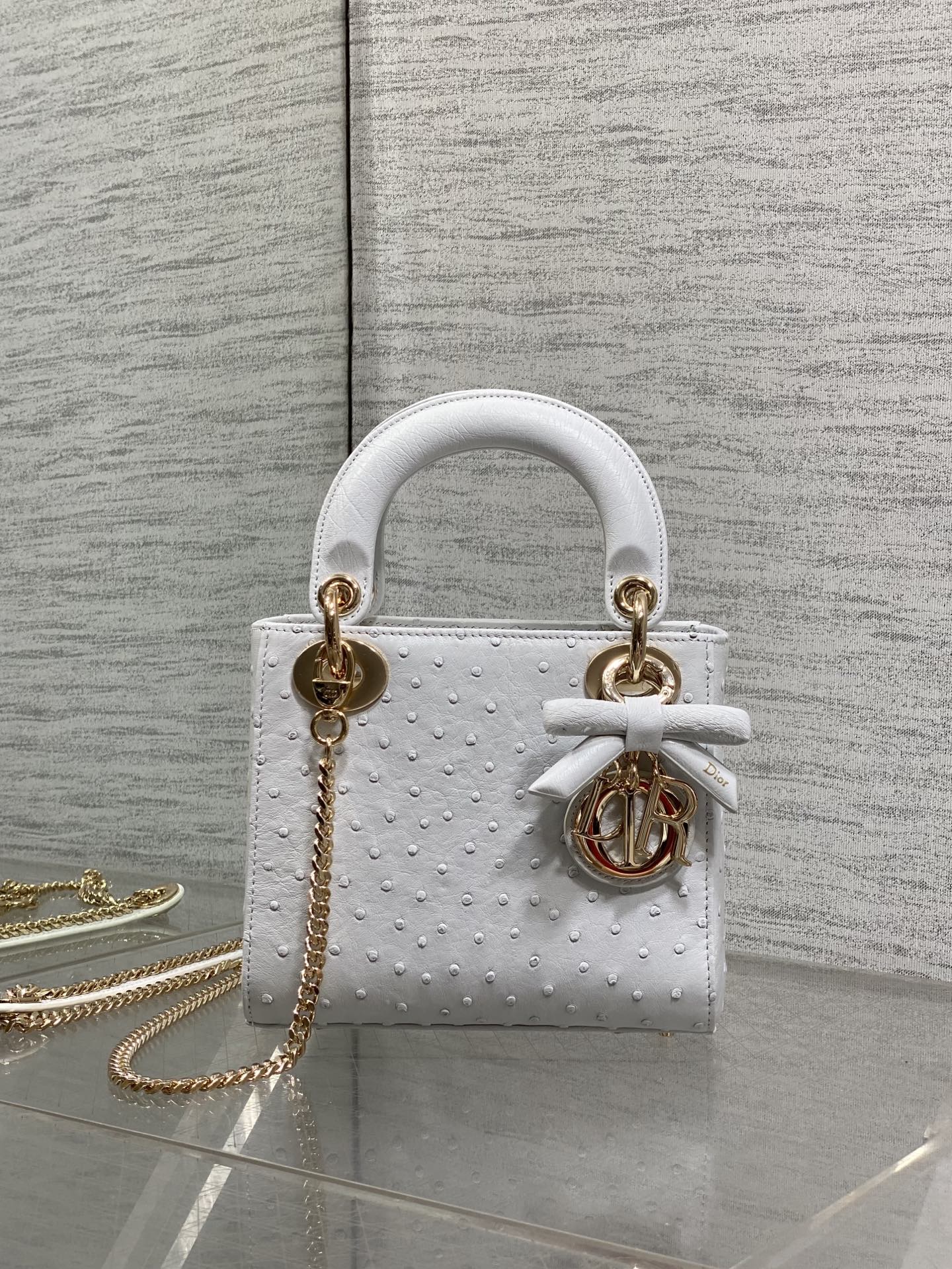 NO:919331,In stock Lady Diana's three-lattice bow rare ostrich skin is now available. It is elegant and individual. It has to be this one. Let's do some science. Each ostrich pattern is unique, so the pattern of each bag will be different. This is the characteristic of the real bird. Everyone should look for it. Size: 17cm, Princess Diana snake skin, ostrich skin, snakeskin, Hermes,19860909现货 Lady戴妃三格蝴蝶结珍稀鸵鸟皮闪亮登场,高雅又不失个性,非它莫属,科普一下每一张鸵鸟的纹路都是独一无二的,所以每个包的纹路都会有所不同,这是真鸟的特点,大家要认准哦 Size:17cm,戴妃蛇皮,ostrich skin,snakeskin,Hermes,,Bag