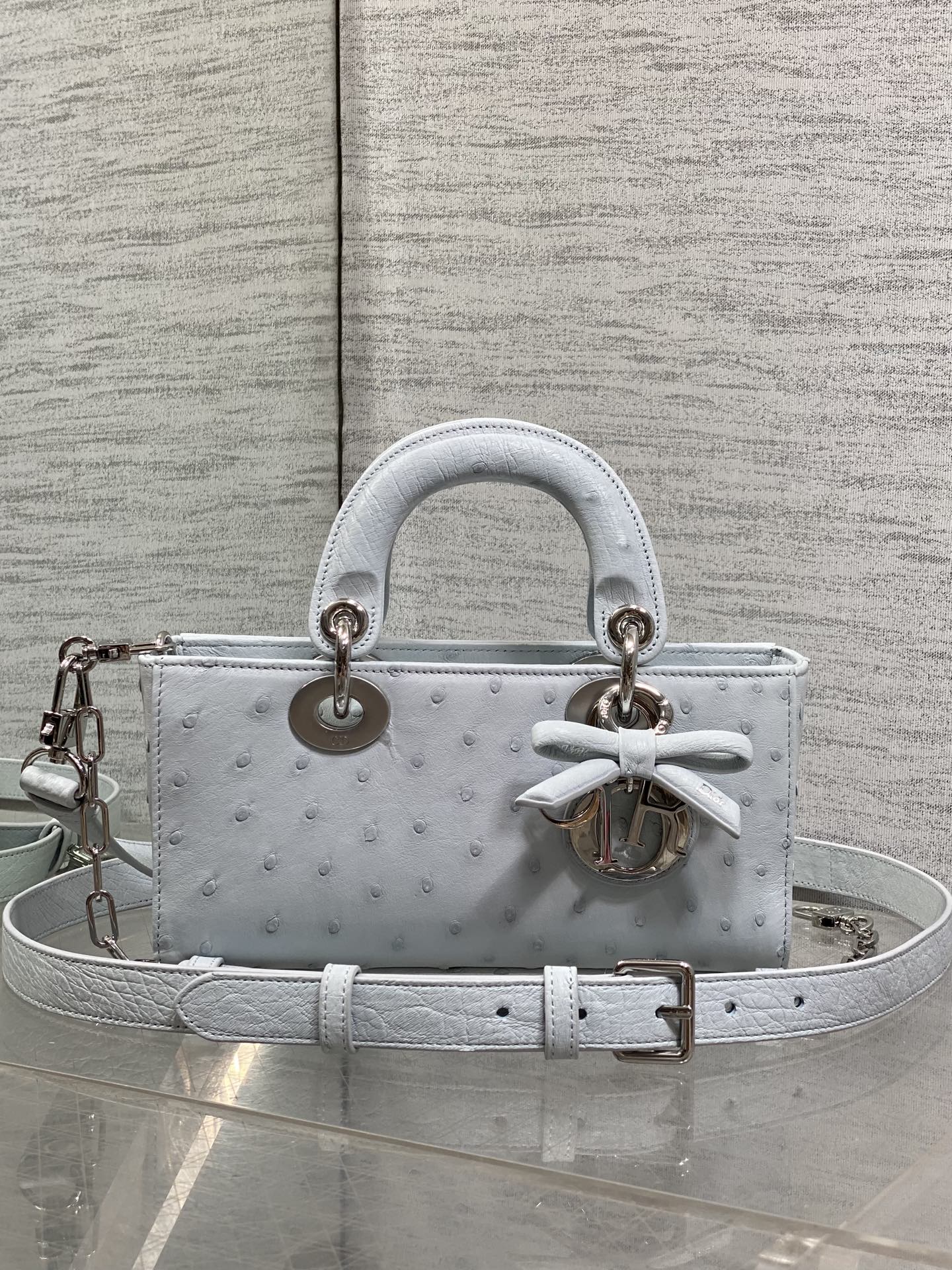 NO:919333,Ostrich skin is in stock. Lady Diana’s horizontal bow. Rare ostrich skin is on the market. It is elegant and individual. It has to be this one. Let’s popularize the science. Each ostrich pattern is unique, so the pattern of each bag will be different. This is the characteristic of the real bird. Everyone should look for it. Size: 22cm, Princess Diana snake skin, ostrich skin, snakeskin, Hermes,19860909鸵鸟皮现货 Lady戴妃横版蝴蝶结珍稀鸵鸟皮闪亮登场,高雅又不失个性,非它莫属,科普一下每一张鸵鸟的纹路都是独一无二的,所以每个包的纹路都会有所不同,这是真鸟的特点,大家要认准哦 Size:22cm,戴妃蛇皮,ostrich skin,snakeskin,Hermes,,Bag