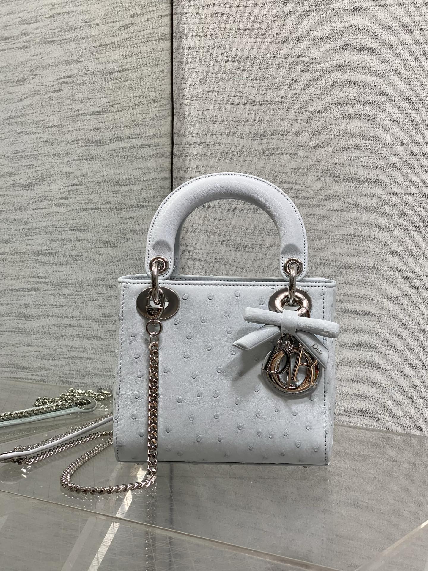 NO:919335,In stock Lady Diana's three-lattice bow rare ostrich skin is now available. It is elegant and individual. It has to be this one. Let's do some science. Each ostrich pattern is unique, so the pattern of each bag will be different. This is the characteristic of the real bird. Everyone should look for it. Size: 17cm, Princess Diana snake skin, ostrich skin, snakeskin, Hermes,19860909现货 Lady戴妃三格蝴蝶结珍稀鸵鸟皮闪亮登场,高雅又不失个性,非它莫属,科普一下每一张鸵鸟的纹路都是独一无二的,所以每个包的纹路都会有所不同,这是真鸟的特点,大家要认准哦 Size:17cm,戴妃蛇皮,ostrich skin,snakeskin,Hermes,,Bag