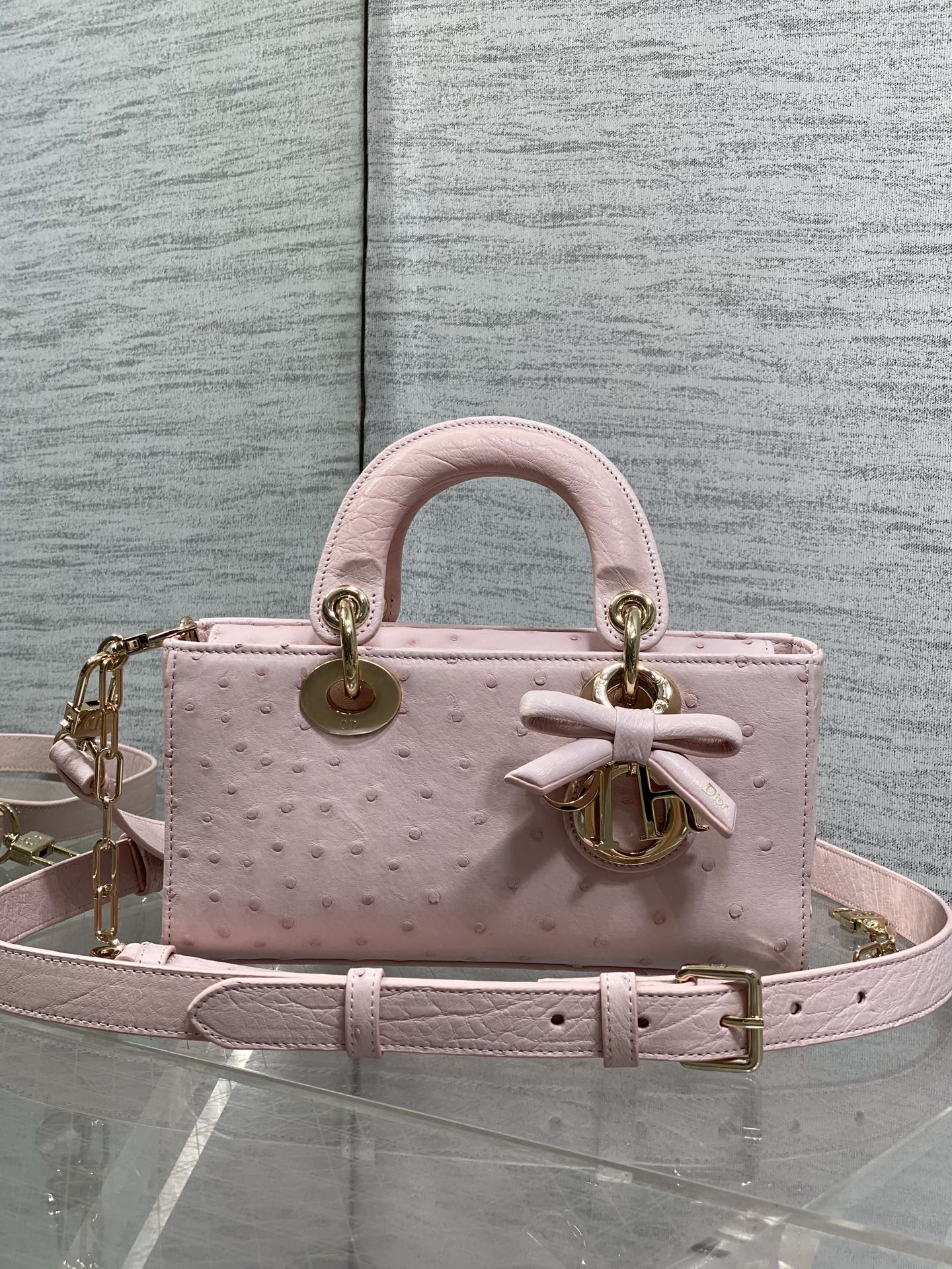 NO:919337,Ostrich skin is in stock. Lady Diana’s horizontal bow. Rare ostrich skin is on the market. It is elegant and individual. It has to be this one. Let’s popularize the science. Each ostrich pattern is unique, so the pattern of each bag will be different. This is the characteristic of the real bird. Everyone should look for it. Size: 22cm, Princess Diana snake skin, ostrich skin, snakeskin, Hermes,19860909鸵鸟皮现货 Lady戴妃横版蝴蝶结珍稀鸵鸟皮闪亮登场,高雅又不失个性,非它莫属,科普一下每一张鸵鸟的纹路都是独一无二的,所以每个包的纹路都会有所不同,这是真鸟的特点,大家要认准哦 Size:22cm,戴妃蛇皮,ostrich skin,snakeskin,Hermes,,Bag