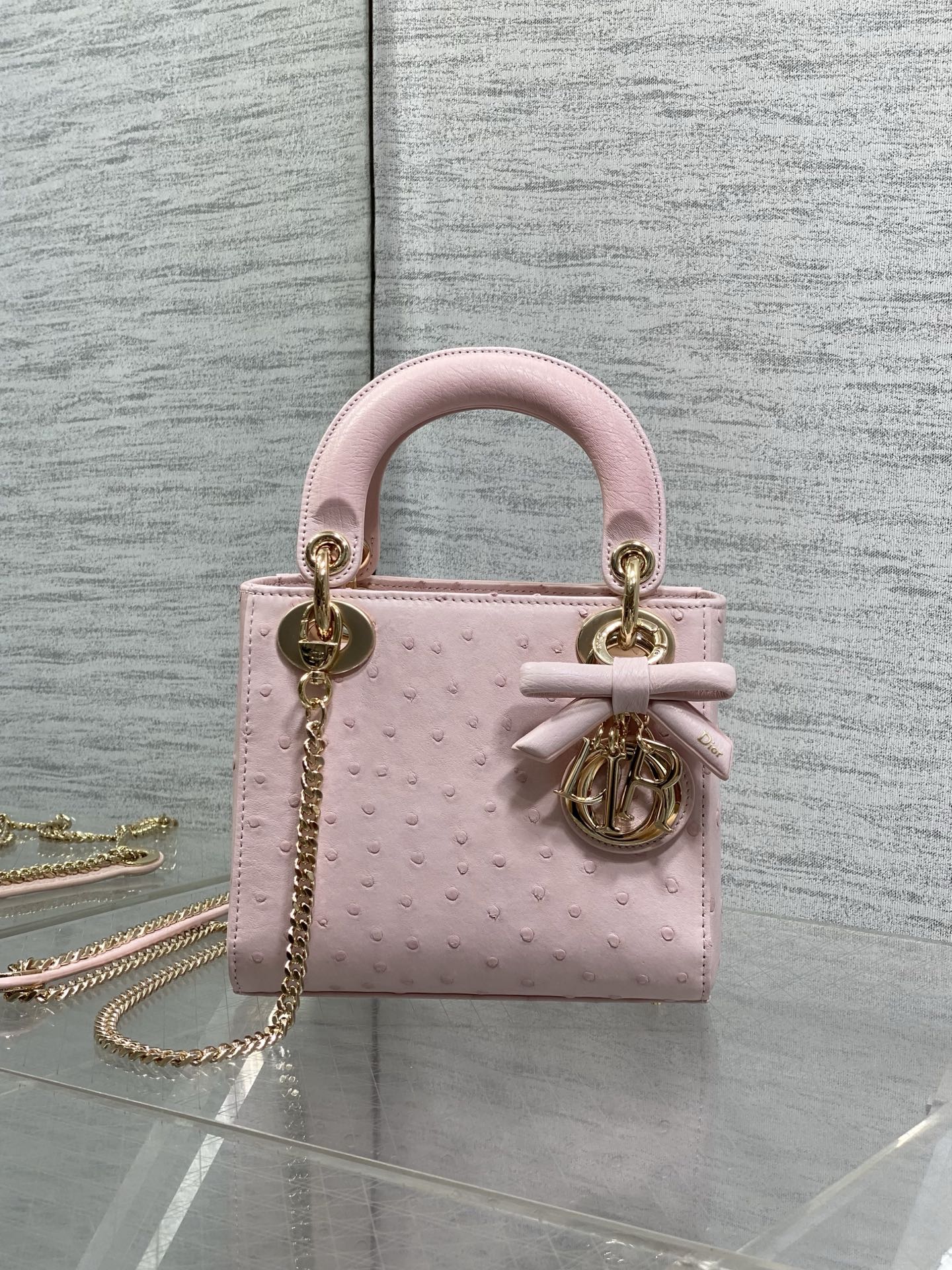 NO:919340,In stock Lady Diana's three-lattice bow rare ostrich skin is now available. It is elegant and individual. It has to be this one. Let's do some science. Each ostrich pattern is unique, so the pattern of each bag will be different. This is the characteristic of the real bird. Everyone should look for it. Size: 17cm, Princess Diana snake skin, ostrich skin, snakeskin, Hermes,19860909现货 Lady戴妃三格蝴蝶结珍稀鸵鸟皮闪亮登场,高雅又不失个性,非它莫属,科普一下每一张鸵鸟的纹路都是独一无二的,所以每个包的纹路都会有所不同,这是真鸟的特点,大家要认准哦 Size:17cm,戴妃蛇皮,ostrich skin,snakeskin,Hermes,,Bag