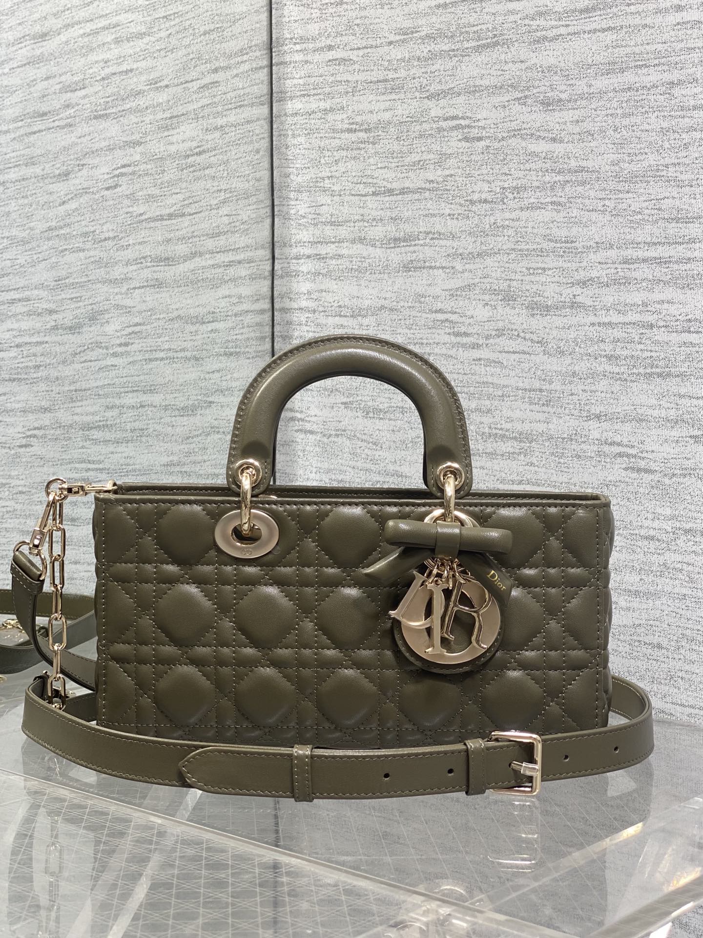 NO:919407,Olive green large size in stock. The latest bow D-joy is back strongly. The trend of hot style. The bag comes with two shoulder straps and multiple carrying methods♀. The upper body is beautiful and rustic. The classic rhombus design is elegant and fashionable with soft patent leather. Size 26*6*14cm, new bow bag, Hermes,19860909橄榄绿大号现货 最新蝴蝶结D-joy强势回归,大爆款的节奏,包包自带两条肩带,多种背法♀,上身又美又飒,经典的菱格设计,搭配柔软的漆皮优雅又时尚 size26*6*14cm,新款蝴蝶结包,Hermes,,Bag