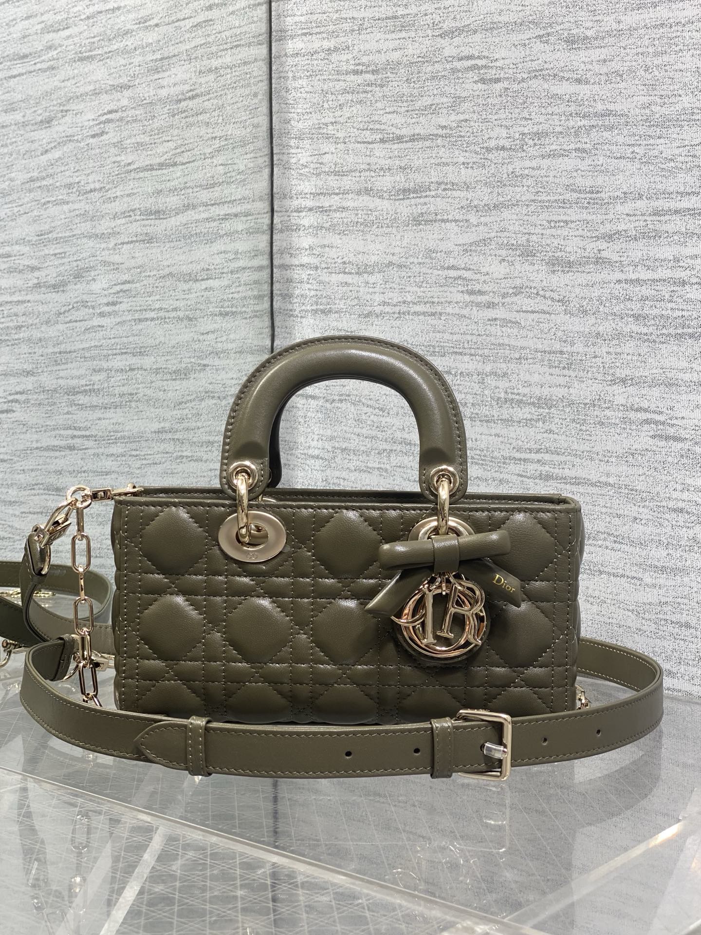 NO:919412,Olive green spot D-joy small series latest bow hardware, the new size is smaller, more refined, popular style, the bag comes with two shoulder straps, multiple carrying methods ♀, the upper body is beautiful and rustic, the classic rhombus design, with soft sheepskin is elegant and fashionable size 22*6*12cm, new bow bag, sheepskin, Hermes,19860909橄榄绿现货 D-joy小号系列最新蝴蝶结五金,新出的尺寸更小巧,更显得精致,大爆款的节奏,包包自带两条肩带,多种背法♀,上身又美又飒,经典的菱格设计,搭配柔软的绵羊皮优雅又时尚 size22*6*12cm,新款蝴蝶结包,sheepskin,Hermes,,Bag
