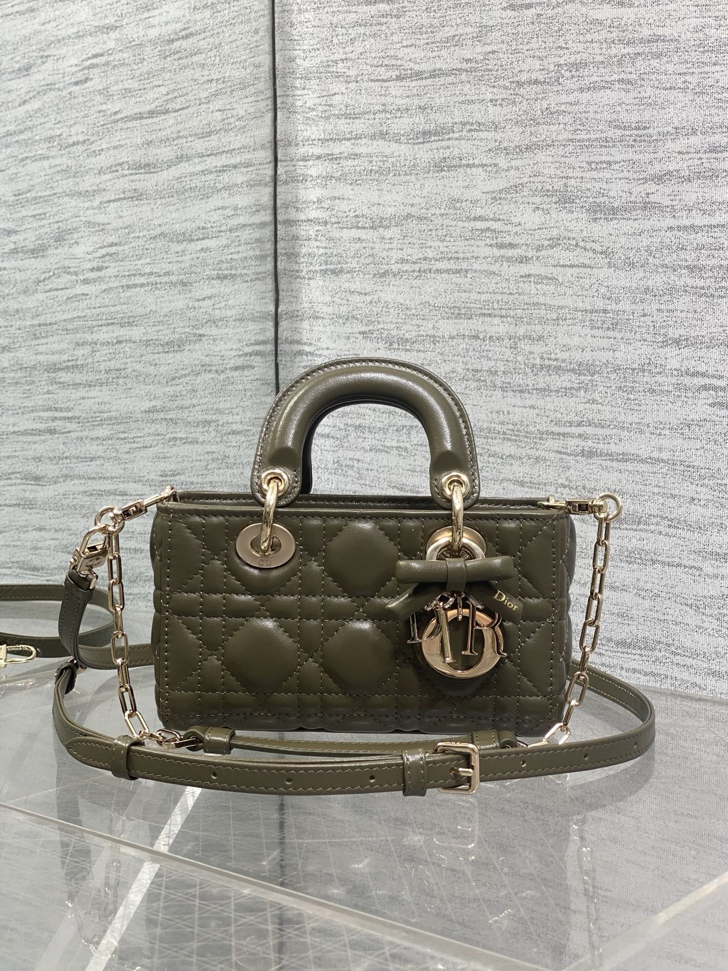 NO:919420,Olive green mini ready-made D-Joy bag latest bow sheepskin 2026 fashion is indeed reincarnation, returning to the medieval Princess Diana rectangular bag shape, short chain and slender shoulder straps to directly become a god!  !  It has a strong sense of retro fashion. It can be used in any occasion. It is definitely the ceiling among ladies. It is a strong presence in the circle, sisters. Size; 16*5.5*10cm, new bow bag, sheepskin, Hermes,19860909橄榄绿迷你现货 D-Joy bag最新蝴蝶结羊皮2026款时尚果然就是轮回,回归了一把中古戴妃长方包形,短链条细长肩带直接封神！！复古时髦感超强,真是什么场合都可以把住绝对是lady中的天花板了,强势出圈啦姐妹们 Size；16*5.5*10cm,新款蝴蝶结包,sheepskin,Hermes,,Bag