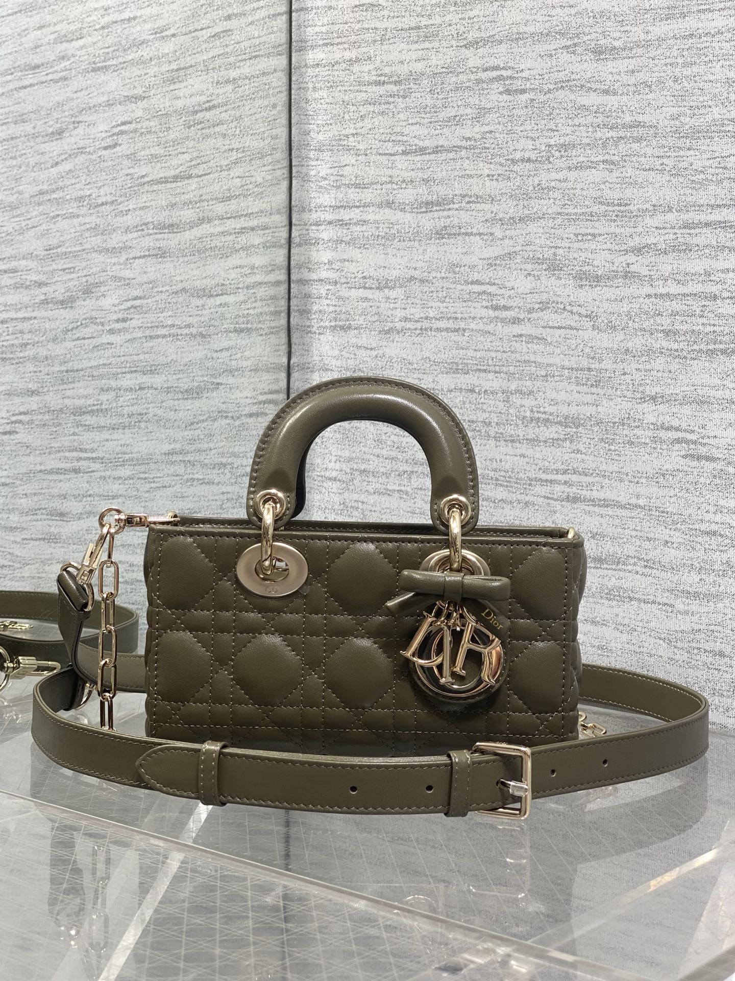 NO:919415,Olive green ready-made D-joy's latest mini bow series. Babies who say the micro is too small, and the small size is too big have all looked over. The new mini size can also be completely put down for a large mobile phone. This size is more refined and has the rhythm of a popular model. The bag comes with two shoulder straps and can be carried in various ways. The upper body is beautiful and sassy. The classic rhombus design is paired with soft sheep leather. It is overall elegant and fashionable. It is a must-have item for daily travel.  size19*5.5*10.5cm, new bow bag, sheepskin, Hermes,19860909橄榄绿现货 D-joy最新mini蝴蝶结系列,说micro太小,小号太大的宝贝们都看过来,新出的mini尺寸,大手机也能完全放下,这个尺寸更显得精致,大爆款的节奏,包包自带两条肩带,多种背法,上身又美又飒,经典的菱格设计,搭配柔软的绵羊皮,整体优雅又时尚,日常出行必备单品 size19*5.5*10.5cm,新款蝴蝶结包,sheepskin,Hermes,,Bag