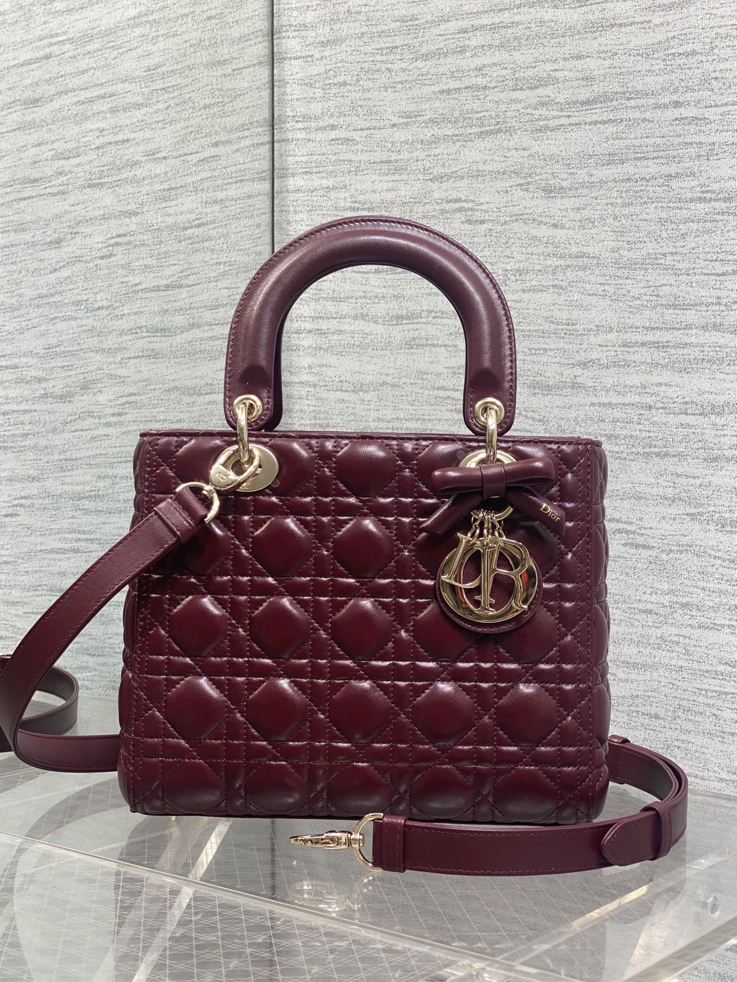 NO:919424,In stock, Lady's latest five-lattice bow Diana bag is carefully made of lambskin. It is a must-have Princess Diana bag for everyone. It is charming, elegant and full of aura. It is also full of femininity when carried cross-body and has a classic fashion style. It is a beautiful bag that everyone has on Instagram and many fashion icons. Don't miss it. Size 24cm, new bow bag, sheepskin, Hermes,19860909现货 Lady最新款五格蝴蝶结戴妃包,采用小羊皮精心制作、人手一个必备的戴妃包.迷人优雅又气场十足,斜挎手拎也是女人味十足,经典时尚风格.ins和众多时尚icon都人手一个的美包,别错过哦 size24cm,新款蝴蝶结包,sheepskin,Hermes,,Bag