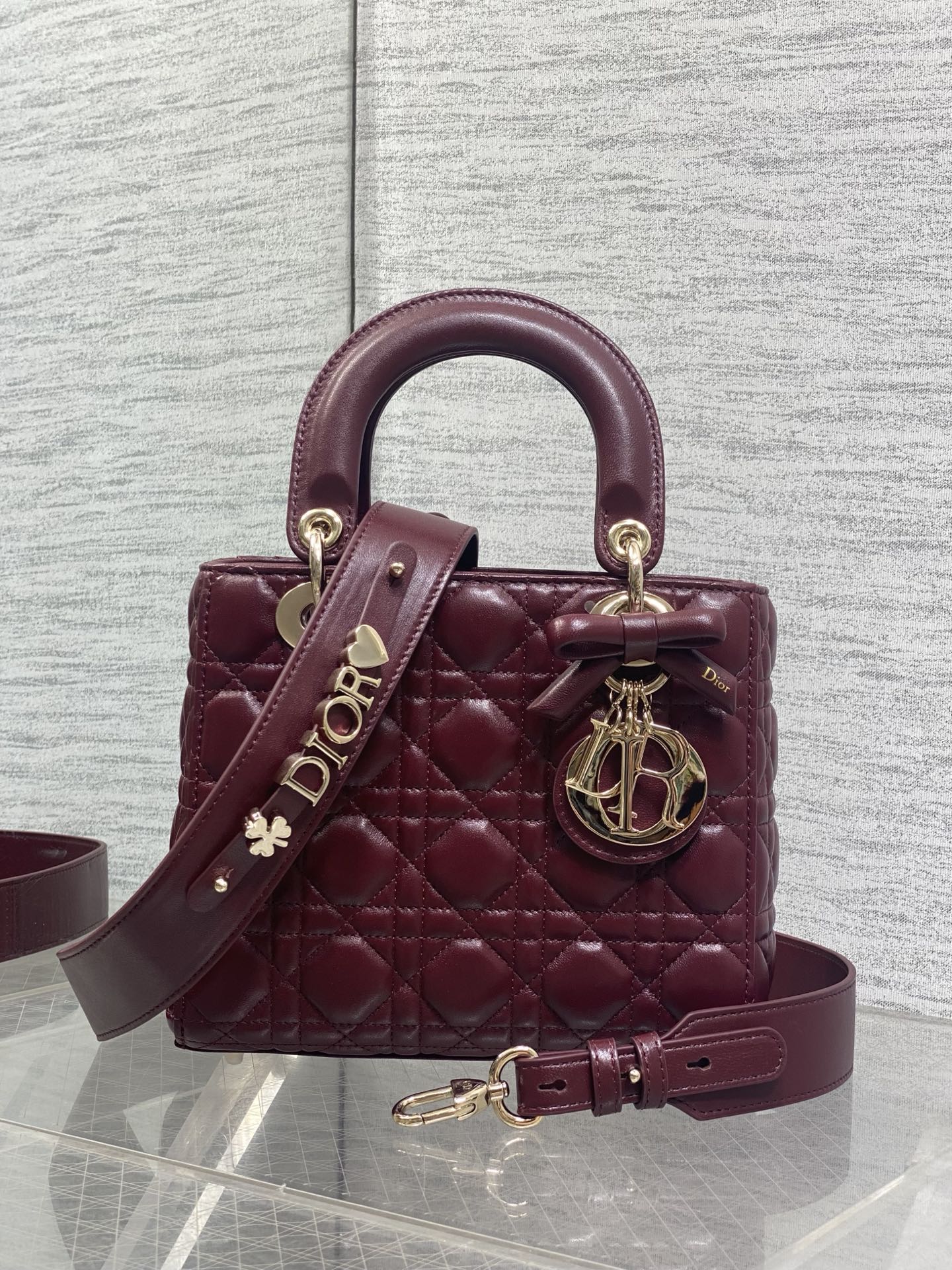NO:919428,In stock, Lady's latest four-lattice bow Diana bag is carefully made of lambskin. It is a must-have Princess Diana bag for everyone. Charming, elegant and full of aura, it is also full of femininity when carried cross-body, classic fashion style. It is a beautiful bag that everyone has in their hands on Instagram and many fashion icons. Don't miss it. Size 20*17*8cm, new bow bag, sheepskin, Hermes,19860909现货 Lady最新款四格蝴蝶结戴妃包,采用小羊皮精心制作、人手一个必备的戴妃包.迷人优雅又气场十足,斜挎手拎也是女人味十足,经典时尚风格.ins和众多时尚icon都人手一个的美包,别错过哦 size20*17*8cm,新款蝴蝶结包,sheepskin,Hermes,,Bag
