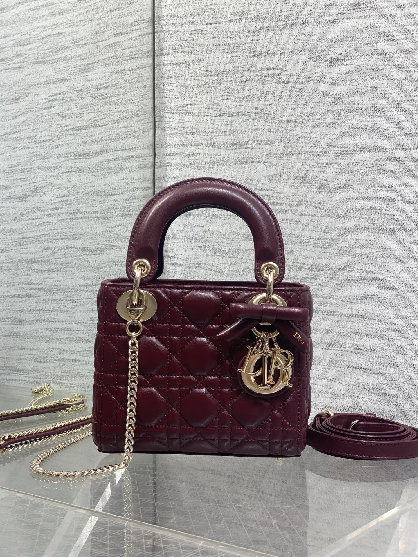 NO:919432,Ready in stock Classic Lady's latest bow-tie Princess Diana bag, a must-have three-compartment small bag for everyone. Charming, elegant and full of aura, it is also full of femininity when carried cross-body, classic fashion style. This beautiful bag is available on Instagram and many fashion icons, don't miss it. Size 17*7*15cm, new bow bag, Hermes,19860909现货 Classic Lady最新蝴蝶结戴妃包,人手一个必备的三格小包.迷人优雅又气场十足,斜挎手拎也是女人味十足,经典时尚风格.ins和众多时尚icon都人手一个的美包,别错过哦 size17*7*15cm,新款蝴蝶结包,Hermes,,Bag